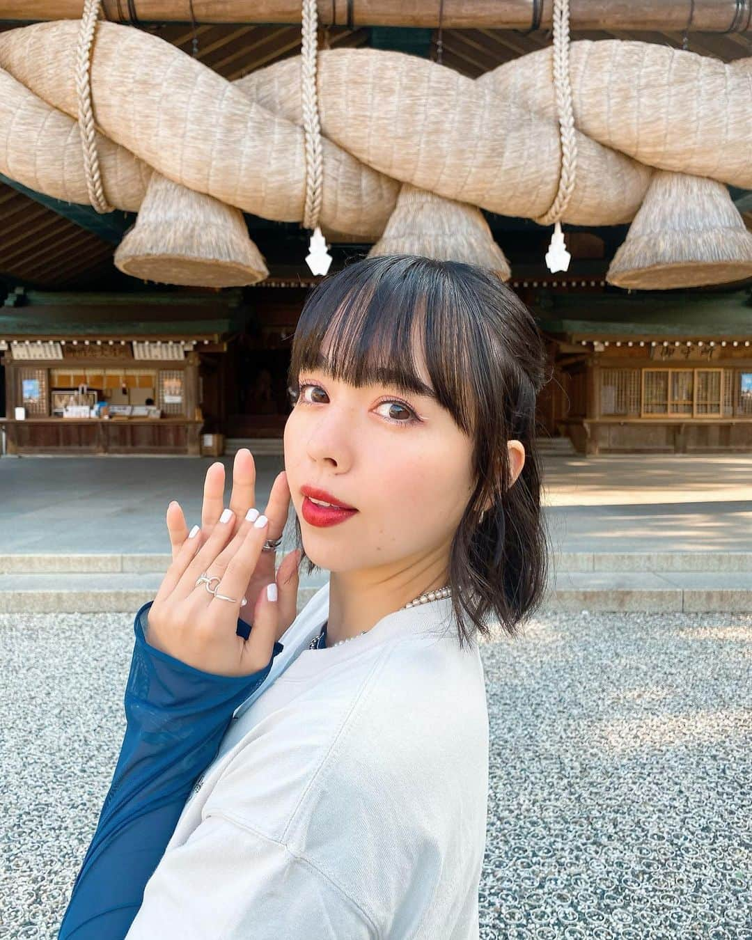 クレイトン愛のインスタグラム：「出雲旅まとめ✈️💙 今回の旅は、自然と神社を巡る旅でした☺️ (なぜか急にハマった古事記や日本歴史の勉強のお陰で、出雲がより面白く感じた🫣📚) ・ ②⑧宿泊先は、松江市宍道ふるさと森林公園のコテージを借りました🌳地元の食材をスーパーで調達して、コテージで作って食べるのも楽しかったな〜🥰夜の星空も綺麗だし、次来るときも必ずここに泊まりたい！⛰ ・ ③いつか行ってみたいな〜と思ってた出雲大社は、想像以上にご立派で圧巻。 休日は混んでるから、個人的に早朝がおすすめです🙏🌅 ・ ⑥ 足湯も楽しめる超〜ローカルな温泉、出雲湯村温泉「元湯 漆仁の湯」もいい湯でした♨︎ ・ ⑦龍頭が滝は、滝壺の後ろまで入れて感動的だった💧✨ プチハイキングも楽しめるので、自然を楽しみたいという方は是非☺️ ・ ⑨穴道湖で見た夕陽も忘れられない…🥺広い空とどごでも続く湖が本当に綺麗。出雲日御碕灯台からの夕陽も遮るものがないのでおすすめです🌅🧡 ・ ・ はじめての島根、広大な大地と空がすごく心地よくて、 大好きな場所になりました🗾💛 ・ ・ ・ #あいメイク #メイク #コスメ #ビューティー #ミネラルコスメ #ファッション  #旅行 #旅 #旅スタグラム  #出雲 #出雲大社 #島根 #makeup #cosmetics #beauty #fashion #photography」