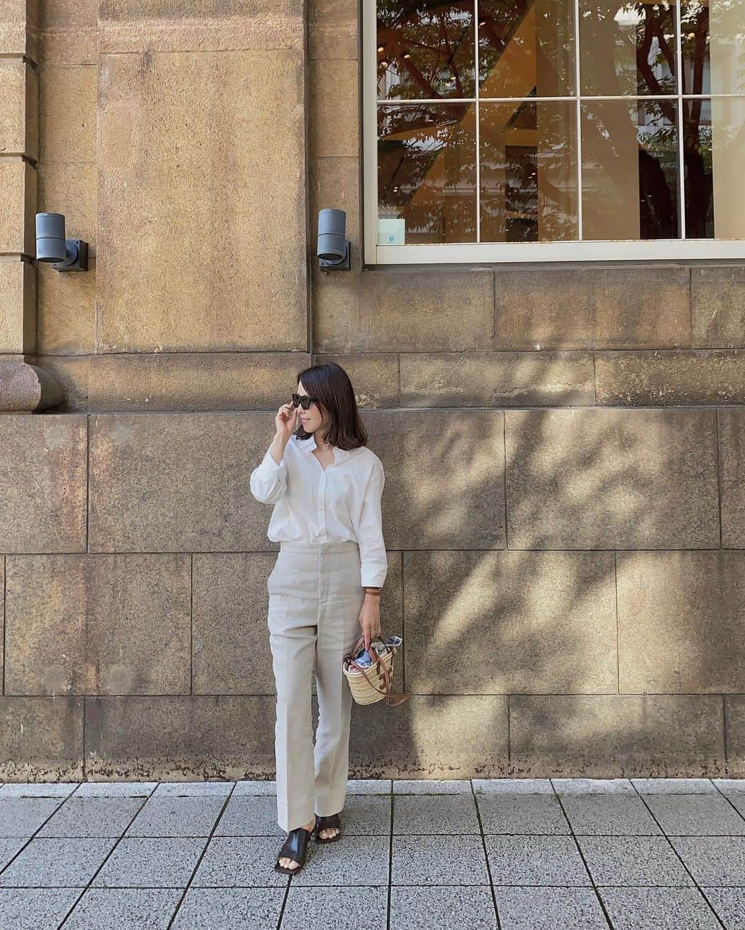 eri.khtnのインスタグラム：「・ 最近肌寒いな🍃 久しぶりに白シャツ着てみました☺︎  shirt #lappartement pants #slobeiena  shoes #bottegaveneta  bag #celine accessory #hermes  #outfitoftheday#coordinate#アパルトモン#スローブイエナ #セリーヌかごバッグ#かごバッグ#きれいめカジュアル#白シャツコーデ#きれいめコーデ#大人カジュアル」