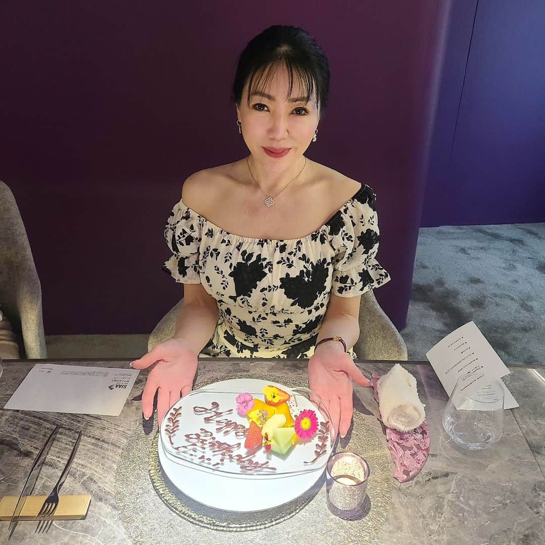 今堀恵理のインスタグラム：「誕生日のお祝いて連れて行って貰った北新地のエナシュ  @nh_kitashinchi   インターホンを鳴らして入ったらウェイティングルーム💕  そして2階のお席に案内して頂きました✨  おまかせコース ディナーコース　ペアリング込 ¥44,770(税サ込)  コース内容はブログに書いてます💕 これコスパ良すぎます 良い食材のオンパレード しかも美味しい💕  とっても幸せなおもてなしのプレゼントでした  ここのお店は予約困難になると思います  この日も @shein_japan @sheinofficial ワンピース 13353177 サンダル 11672148 割引クーポン有ります【eriimahori】 こちらのクーポンはお買い上げ金額1～5,999円まではセール価格より15%OFF、6,000円以上は20%OFFが適用になります 利用期限：〜6月末日😍😍😍  #エナシュ #誕生日プレゼント #happy #SHEIN #SHEINforAll #ad」