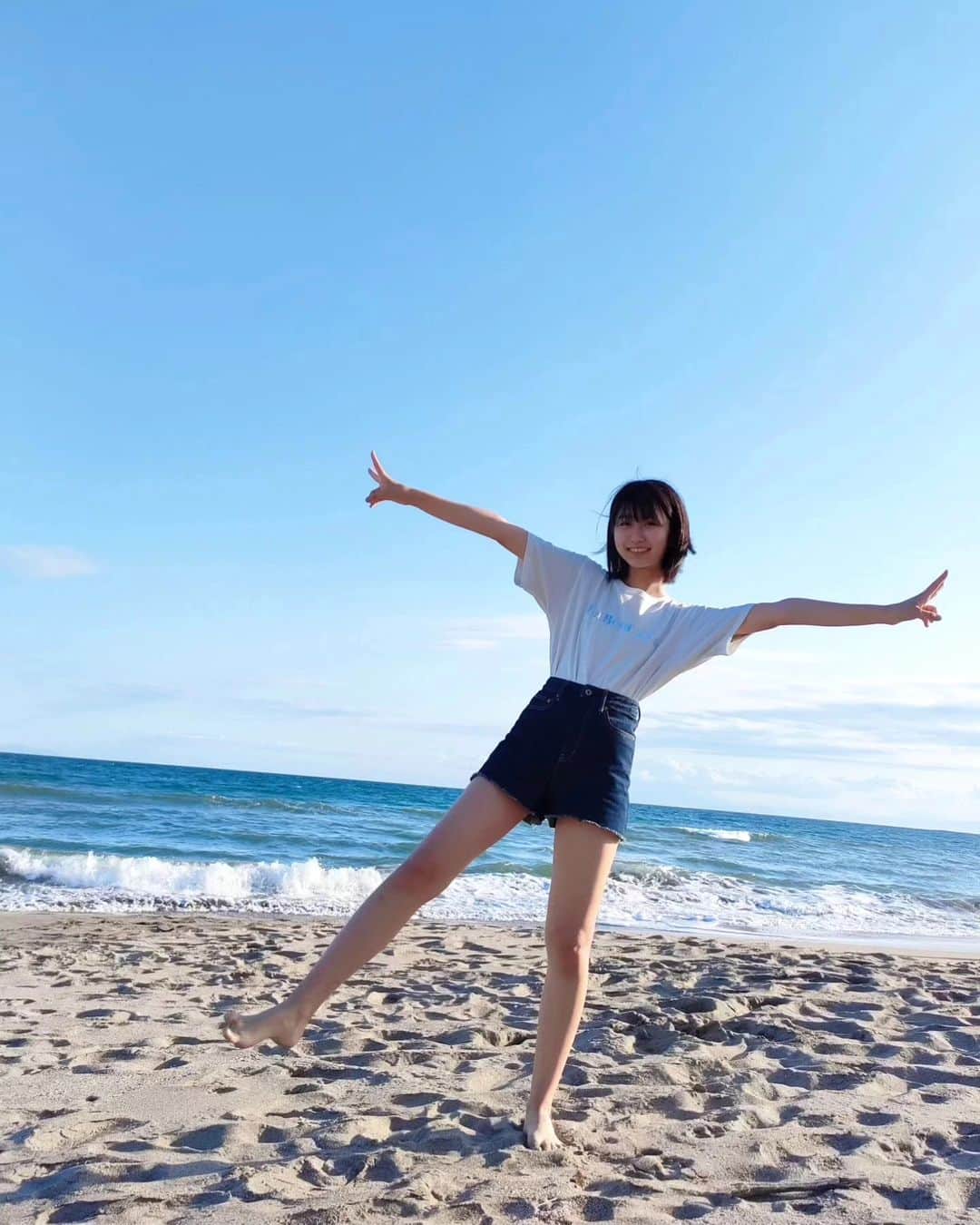 西川実花さんのインスタグラム写真 - (西川実花Instagram)「夏気分☺️🎶 身長は166cmです！ 再投稿です！🙇🏻‍♀️いいね、コメントしてくださった方ごめんなさい🙏🏻💦 #08#jc3#ljc#海#モデル志望」5月25日 16時45分 - mika_nishikawa_