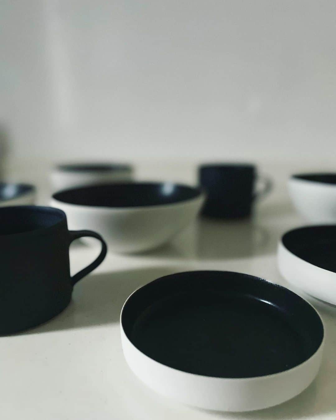 二ノ宮和佳子のインスタグラム：「Black&White @naotsuguyoshida   口当たりが良すぎて、コーヒー飲むのはこのカップばかり そして、私の手抜き料理でも映える器たち インテリアとしても使わせてもらったり、何だか日々の楽しみが増えました  吉田さんとのお話しも楽しかったな 静岡の工房にも伺いたい」