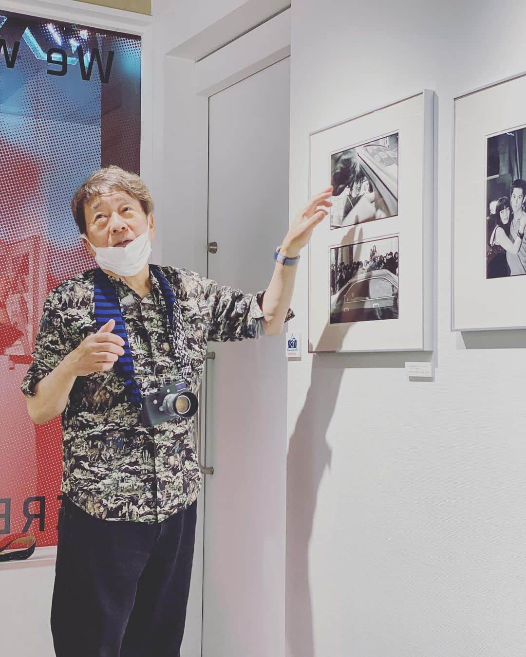 新井麻希さんのインスタグラム写真 - (新井麻希Instagram)「* ハービー山口さんの個展@渋谷PARCO B1 。5月29日まで！  タイトルは 「We will be alright!」 なんとかなるさ。  長年撮ってこられた写真達には、偶然にも、構図だったり、テーマだったりの共通点があって、すべてに物語がある。ハービーさんの歴史がつまった素敵な個展でした。  私も僭越ながら、構図が一緒！ということで、全く笑わないミュージシャンだというロバートフィリップさんの1981年に彼の自宅で撮ったという写真と共に映らせて頂きました🙏🖼💡😊  （尾崎豊さんの最後のオフィシャルカメラマンでもあったハービーさんが撮った、悩める青年からの解放をも意味するピースサインの尾崎さんの隣！！✌️）  ハービーさんは、本当にたくさんの愛情で受け取り手の感情を洗ってくださる方だ、、。  いい時間でした☺️🥰 あと、渋谷PARCO初めて行ったが、美味しそうなご飯屋さんがたくさんあった…😋  #ハービー山口 #herbieyamaguchi」5月25日 16時46分 - makiarai58