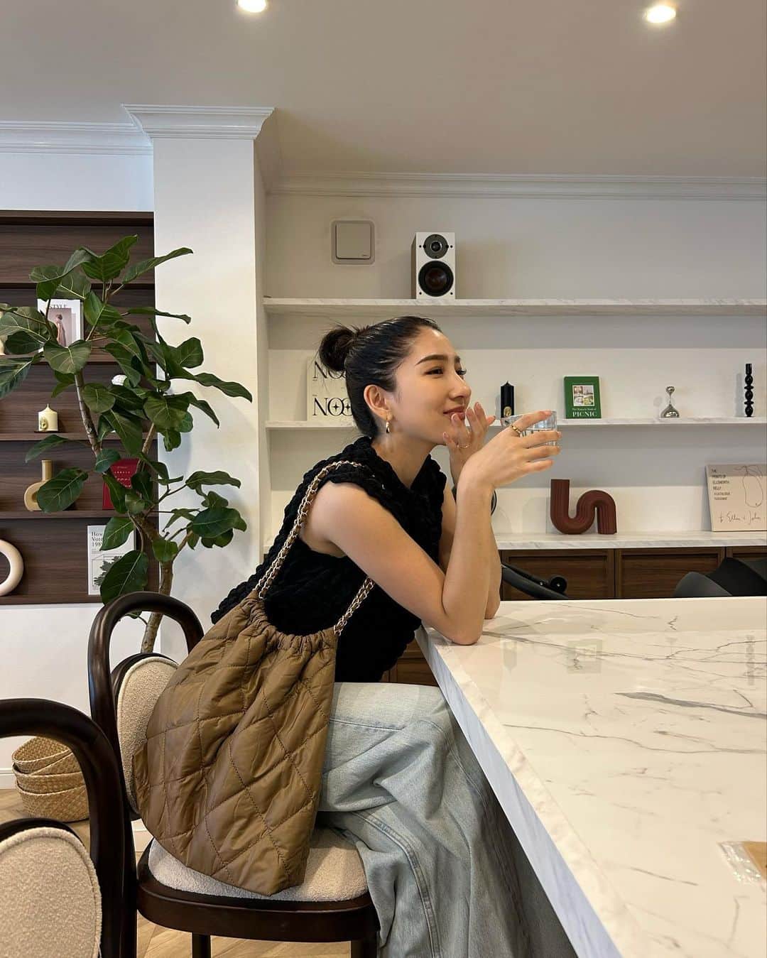 HARUEのインスタグラム：「Thursday ☕️🌳  天気良かったからお散歩がてらカフェへ☺️  ここ数日はずっとツイてないなぁ〜と思うことが重なり 凹むことも多かったけど 溜まった話聞いてもらってスッキリ🕊️  色々あるけどみんな頑張ってるんだ！ という事で私も明日からまた頑張ろう🌼  ベビーカーでずっと寝てくれてたお陰で 久しぶりにカフェでゆっくり過ごせた♡  リフレッシュ時間くれてありがとう👶🏻🤍」
