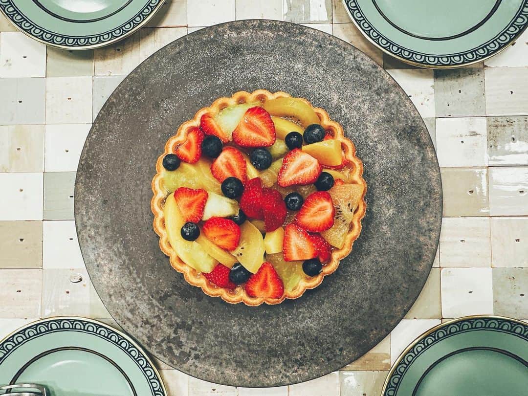 益若つばさのインスタグラム：「フルーツタルト作った🍈🫐🍓🥝🍑   バニラエッセンスの香りが好きで多めに入れちゃう。  喜んでもらえるのが嬉しくて、甘さ控えめを試行錯誤しながら中学生の頃から色々作ってるよ。  お店みたいと褒めてもらえた！わーい。❤️‍🔥  お菓子は料理と違って正確さが大切だから、未だに同じの作っても失敗することもあるよ😂😂笑  カスタード電子レンジで固さ調整簡単にできるし、美味しかったからまた作る🌈🫶🏻 中学時代を思い出してカスタード2回こしたら滑らかになって良かった！  #homemade #cake」