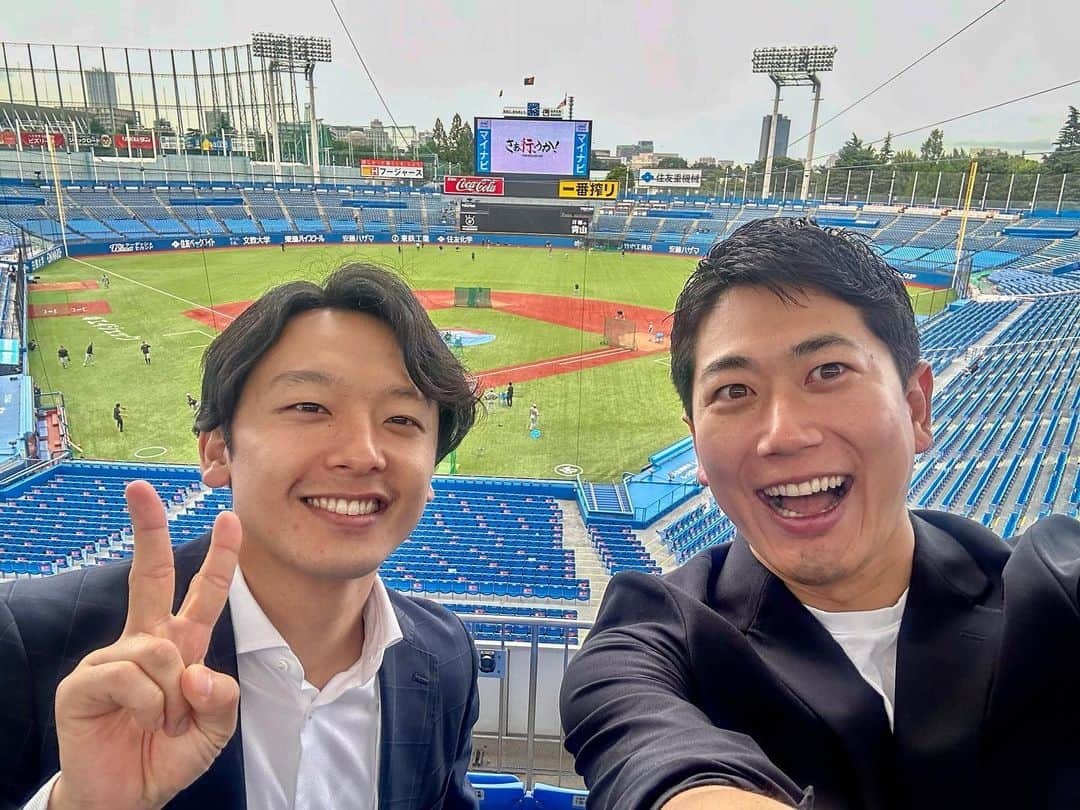 酒主義久さんのインスタグラム写真 - (酒主義久Instagram)「同期です！ @shohei.niimi   今日も新実がヤクルト対阪神戦の実況をやるので、関西の方よかったら見てあげてください！  #関西テレビ #新実彰平 #フジテレビ #酒主義久 #2012年入社 #同期 #ヤクルトスワローズ #阪神タイガース #まさか神宮球場で新実と会えるとは」5月25日 16時49分 - yoshihisa_sakanushi