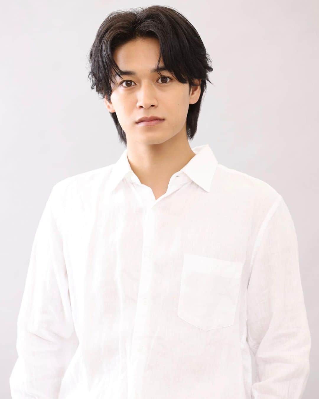 井上想良のインスタグラム：「・ ５月２７日(土)放送 日本テレビ系土曜ドラマ  『Dr.チョコレート』  第６話にゲスト出演させて頂きます。  2年前の事件の大きな鍵を握る組織「め組」。 その中心人物を知る！？ 若手俳優、西崎竜人役です。  命を救いたい。でも隠さないといけない秘密があって。。 とにかく必死に命を守ることだけを考えて演じさせて頂きました。  土夜！ お楽しみに☺️  #ドクターチョコレート @drchocolate_ntv」