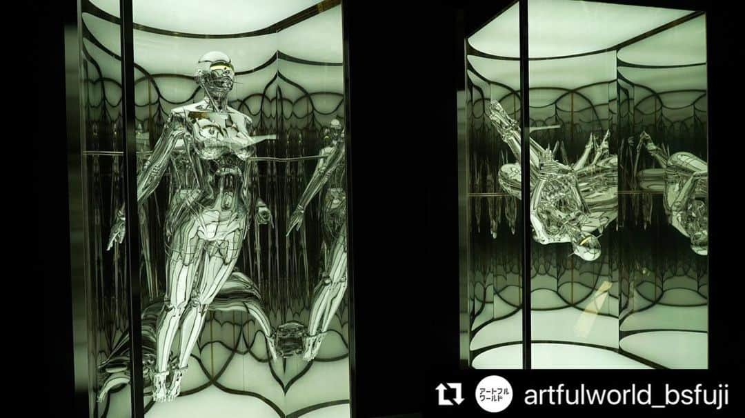 空山基のインスタグラム：「#Repost @artfulworld_bsfuji with @use.repost ・・・ .BSフジ 「アートフルワールド ~たぶん、すばらしき芸術の世界~」 5/27(土) 13:30からの放送は、 「リアル×エロスを描く 画家・空山基」《後編》  企業広告、雑誌のイラストレーションから画業をはじめ、 現在ではなまざまなアパレルブランドとのコラボや The WeekndのMVを監督し 底知れない才能を発揮する画家・空山基さん。  先週に引き続き アートの冒険に出かけるのはモデルの#マギー さん。  空山基さんの代名詞とも言える「セクシーロボット」はどのようにして誕生したかや、 空山基さんの３年ぶりとなる個展「スペーストラベラー」で最新作の巨大なキャンバスの絵画作品についてご本人に制作秘話を伺う。  ナレーションは人気女優 #松本穂香 さん。  ぜひ、ご覧ください🎨  #アートフルワールド  #BSフジアート #アート #現代アート #美術 #BSフジ #art #空山基  #セクシーロボット  #nanzuka」