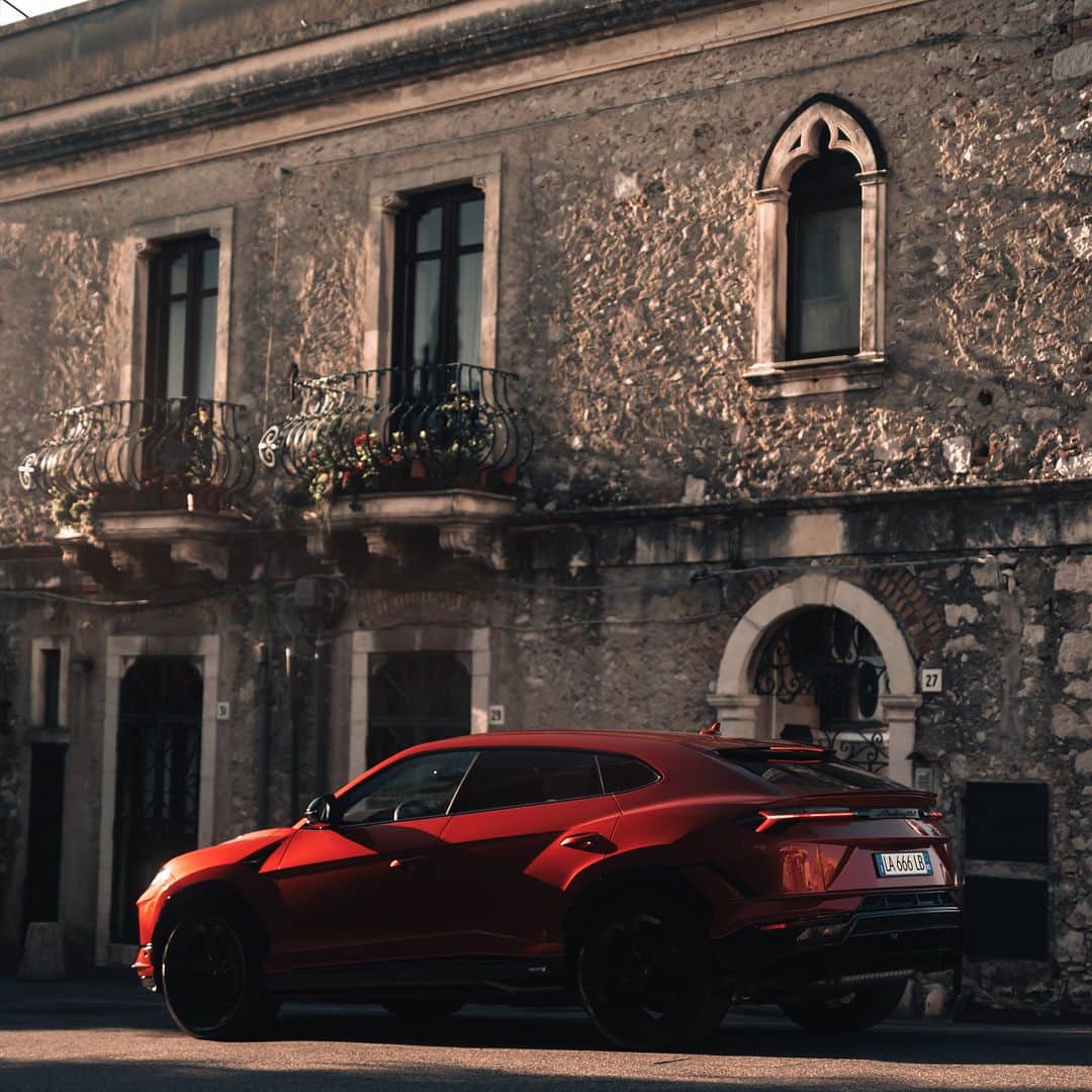 ランボルギーニさんのインスタグラム写真 - (ランボルギーニInstagram)「You can almost touch its sleekness in a picture. The Urus S is pure driving lifestyle at its peak.  #Lamborghini #UrusS #ForBarRaisersOnly __ Urus S: fuel consumption combined: 14,1 l/100km (WLTP); CO2-emissions combined: 320 g/km (WLTP)」5月25日 17時00分 - lamborghini