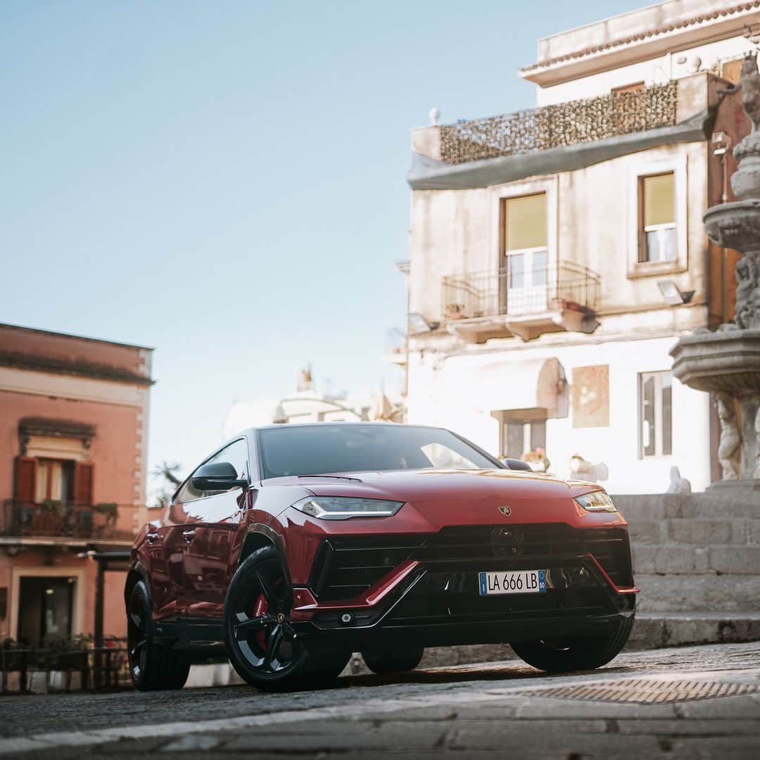 ランボルギーニさんのインスタグラム写真 - (ランボルギーニInstagram)「You can almost touch its sleekness in a picture. The Urus S is pure driving lifestyle at its peak.  #Lamborghini #UrusS #ForBarRaisersOnly __ Urus S: fuel consumption combined: 14,1 l/100km (WLTP); CO2-emissions combined: 320 g/km (WLTP)」5月25日 17時00分 - lamborghini