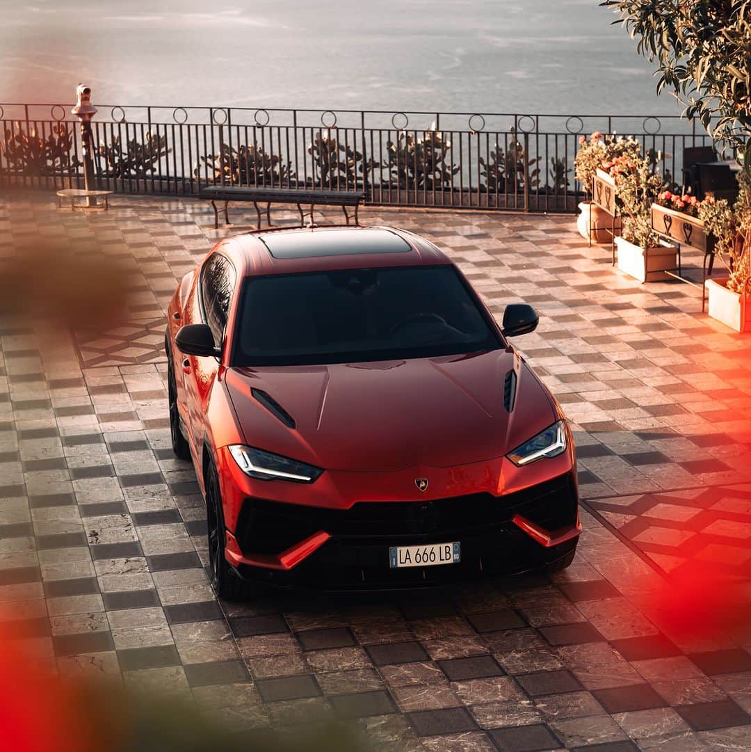 ランボルギーニのインスタグラム：「You can almost touch its sleekness in a picture. The Urus S is pure driving lifestyle at its peak.  #Lamborghini #UrusS #ForBarRaisersOnly __ Urus S: fuel consumption combined: 14,1 l/100km (WLTP); CO2-emissions combined: 320 g/km (WLTP)」