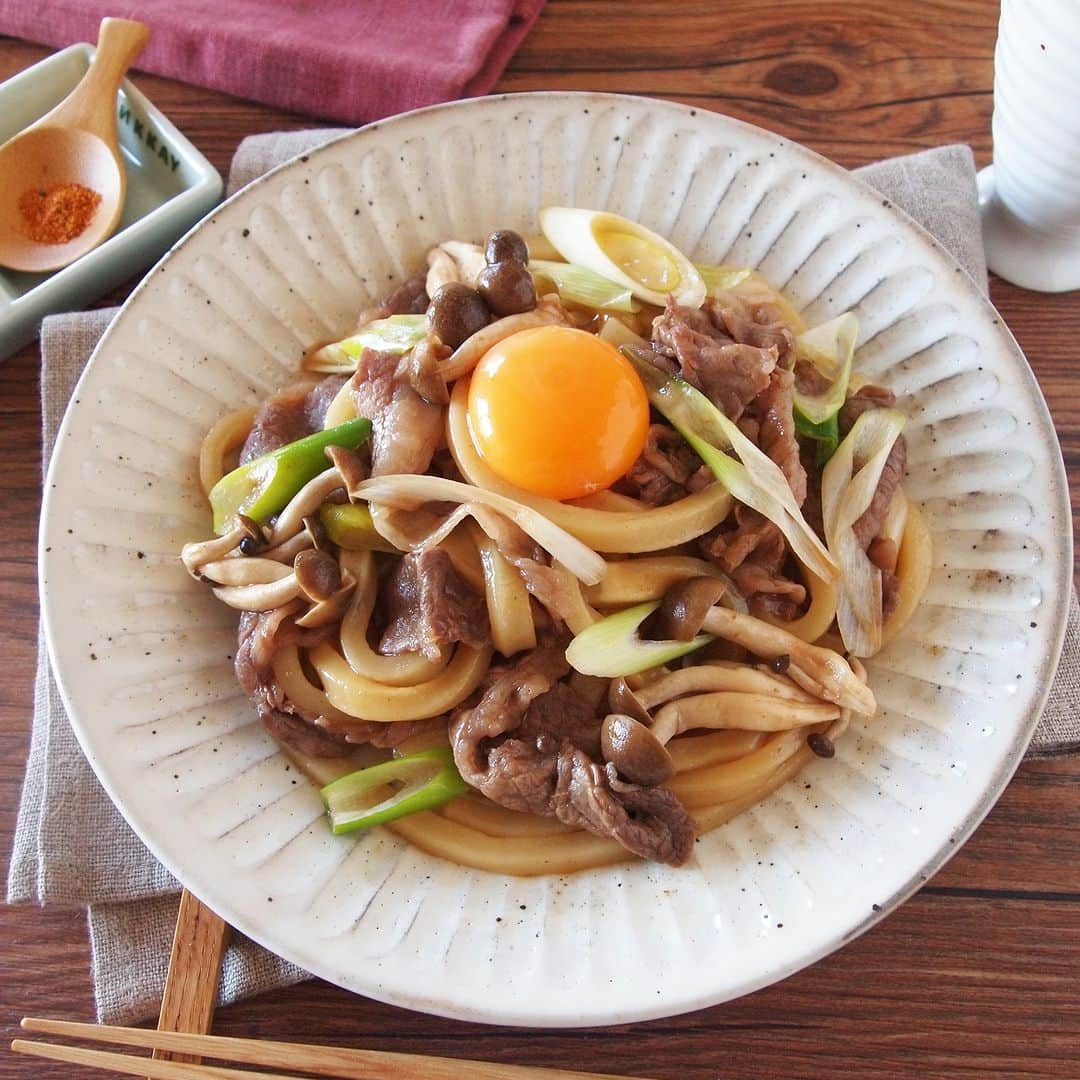 テーブルマークのインスタグラム：「. レンジ１回で！ 【汁なしすき焼きうどん】 . 「すき焼きの時以外にもあの〆うどんが食べたい！」 そんな声にこたえた、 いつでも気軽に食べられる「汁なしすき焼きうどん」😋✨ . ▼材料（１人分） ❁冷凍「丹念仕込み 本場さぬきうどん」：１玉 ❁長ねぎ（斜め薄切り）：1/4本（25g） ❁しめじ（小房に分ける）：約35g ❁牛薄切り肉：50～75g ❁すき焼きのたれ（市販）：大さじ２ ❁卵黄：１個分 ❁七味唐辛子・青ねぎ：お好みで . ▼作り方 ①耐熱容器に内袋から出した凍ったままの 　「丹念仕込み 本場さぬきうどん」を入れる . ②長ねぎ、しめじをのせ、その上に牛薄切り肉を広げて 　すき焼きのたれを回しかける . ③ふんわりとラップをし、 　レンジ600wで４分半～５分加熱する . ④火が通ったらよく混ぜ合わせて味をととのえ、 　器に盛り付けて卵黄をのせる . ⑤お好みで七味唐辛子、青ねぎを添えて召し上がれ . #うどん #udon #冷凍うどん #さぬきうどん #うどん部 #うどん好き #レシピ #おうちごはん #簡単レシピ #うどんレシピ #アレンジレシピ #今日のごはん #ランチ #ランチメニュー #夕食 #晩御飯 #晩ご飯 #晩ごはん #TableMark #テーブルマーク #すきやき #すき焼き #すき焼 #レンジレシピ」