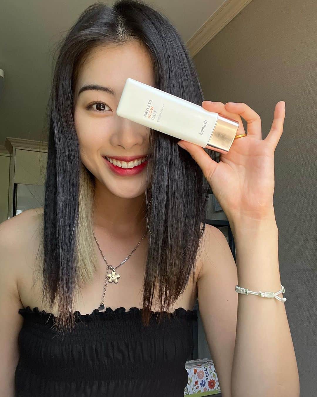 キム・ハリムさんのインスタグラム写真 - (キム・ハリムInstagram)「🌞 여름이 다가올수록 파워 홍조러는 불안하기 시작합니다.,  한창 작품을 할 때 멋모르고 장기 복욕했던 스테로이드가 피부염을 가져다주어 아무거나 못 바르는 예민하고 민감한 피부를 가지게 되었죠🥲  그래서 코스매틱 특히 스킨케어 제품은 쓰던 제품이 아니고선 잘 안 바꾸고 시도조차 안하게 되는데요  이번 헤이미쉬 관련해 제품을 살펴보니 저자극에 붉은기도 진정시켜주고 대체적으로 진정이라는 문구가 많이 보이더라구요?  진정하면 또 제가 눈 뒤집히는 스타일이라 써보기 시작했는데 제일 좋았던 제품은 토너 + 글로우 베이스 조합이었습니다👏🏻  토너는 비건 제품에다가 적당한 유수분 밸런스로 수분을 채워주고 끈적이지 않고 흡수가 잘 되어 베이스를 바를 때 산뜻하게 발려서 좋았어요 :)  베이스는 촉촉한 펄 베이스인데 마치 세럼을 바른 듯 땡기지 않규 가볍게 밀착되는데 자외선까지 차단되니 완벽,,  사실 제가 이런 베이스나 선크림에 굉장히 피부가 예민하게 반응해서 붉게 올라오거나 눈시림이 심한데 이 제품은 그런게 없었어요! 어쩌면 나.. 정착할수도🙊 (오늘 메이크업에도 사용했답니다!)  #heimish #헤이미쉬 #올클린밤 #말차바이옴레드니스릴리프하이드레이팅토너 #아트리스글로우베이스 #말차바이옴약산성하이드레이팅마스크시트」5月25日 17時09分 - rimirimidoremi