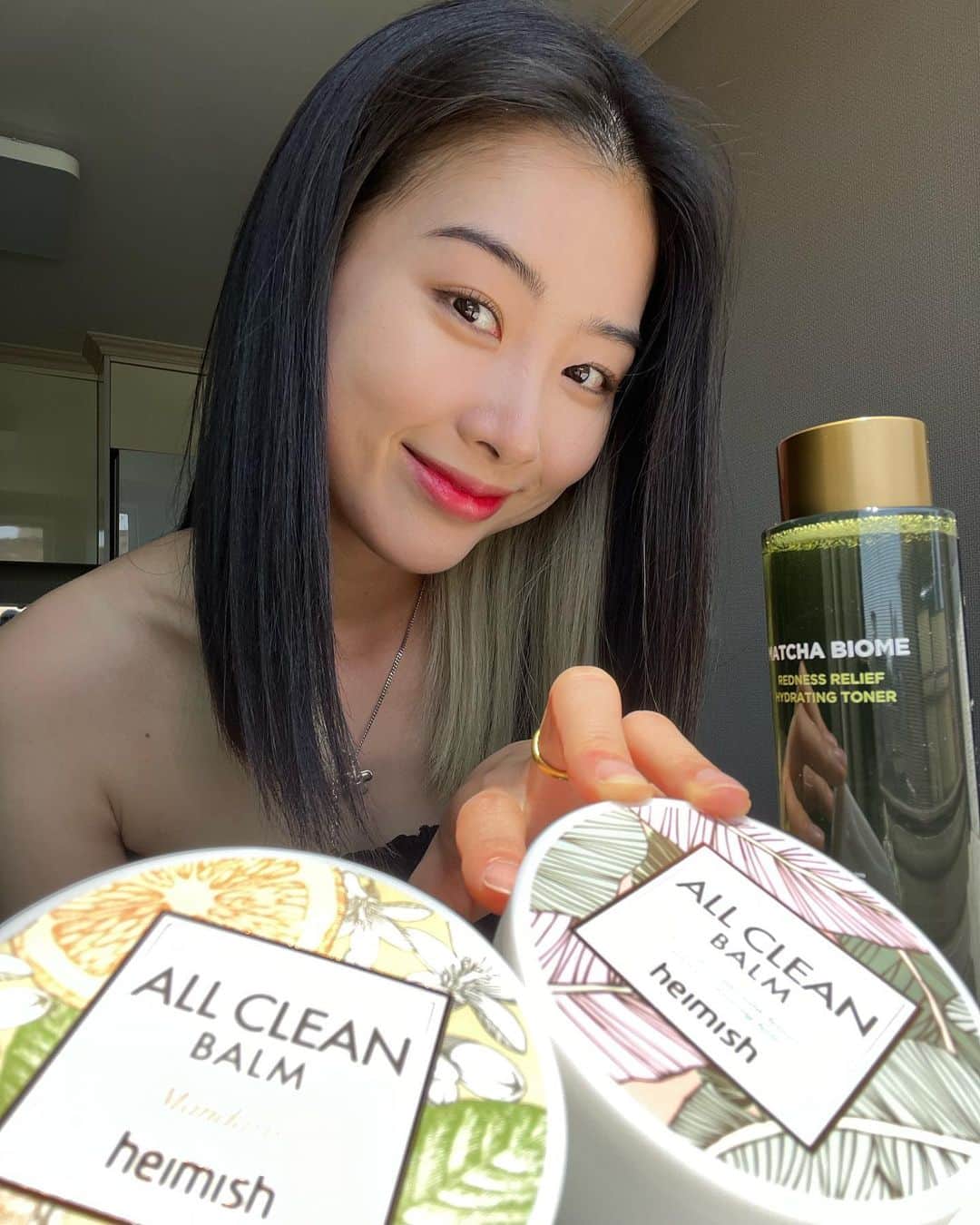 キム・ハリムさんのインスタグラム写真 - (キム・ハリムInstagram)「🌞 여름이 다가올수록 파워 홍조러는 불안하기 시작합니다.,  한창 작품을 할 때 멋모르고 장기 복욕했던 스테로이드가 피부염을 가져다주어 아무거나 못 바르는 예민하고 민감한 피부를 가지게 되었죠🥲  그래서 코스매틱 특히 스킨케어 제품은 쓰던 제품이 아니고선 잘 안 바꾸고 시도조차 안하게 되는데요  이번 헤이미쉬 관련해 제품을 살펴보니 저자극에 붉은기도 진정시켜주고 대체적으로 진정이라는 문구가 많이 보이더라구요?  진정하면 또 제가 눈 뒤집히는 스타일이라 써보기 시작했는데 제일 좋았던 제품은 토너 + 글로우 베이스 조합이었습니다👏🏻  토너는 비건 제품에다가 적당한 유수분 밸런스로 수분을 채워주고 끈적이지 않고 흡수가 잘 되어 베이스를 바를 때 산뜻하게 발려서 좋았어요 :)  베이스는 촉촉한 펄 베이스인데 마치 세럼을 바른 듯 땡기지 않규 가볍게 밀착되는데 자외선까지 차단되니 완벽,,  사실 제가 이런 베이스나 선크림에 굉장히 피부가 예민하게 반응해서 붉게 올라오거나 눈시림이 심한데 이 제품은 그런게 없었어요! 어쩌면 나.. 정착할수도🙊 (오늘 메이크업에도 사용했답니다!)  #heimish #헤이미쉬 #올클린밤 #말차바이옴레드니스릴리프하이드레이팅토너 #아트리스글로우베이스 #말차바이옴약산성하이드레이팅마스크시트」5月25日 17時09分 - rimirimidoremi