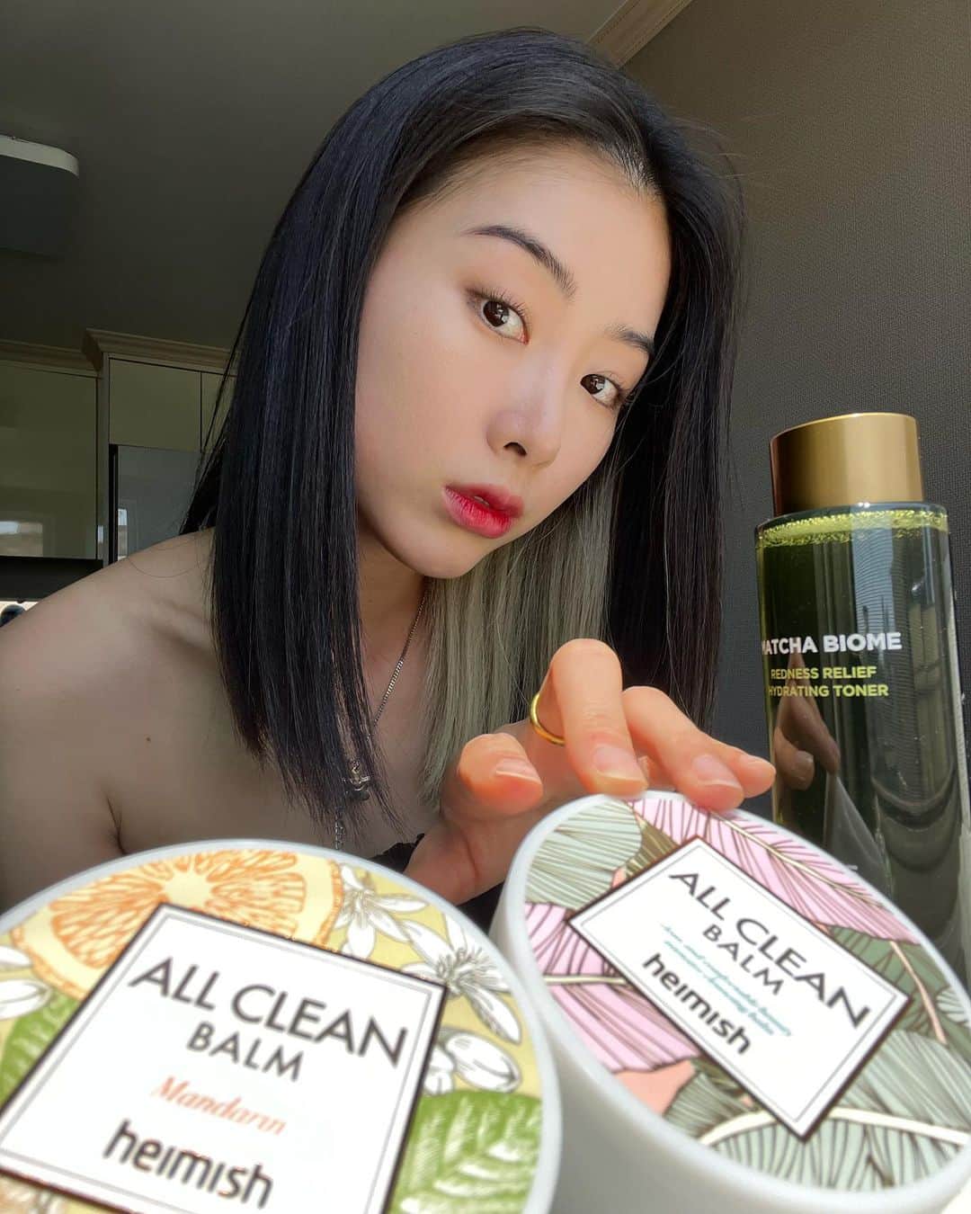 キム・ハリムさんのインスタグラム写真 - (キム・ハリムInstagram)「🌞 여름이 다가올수록 파워 홍조러는 불안하기 시작합니다.,  한창 작품을 할 때 멋모르고 장기 복욕했던 스테로이드가 피부염을 가져다주어 아무거나 못 바르는 예민하고 민감한 피부를 가지게 되었죠🥲  그래서 코스매틱 특히 스킨케어 제품은 쓰던 제품이 아니고선 잘 안 바꾸고 시도조차 안하게 되는데요  이번 헤이미쉬 관련해 제품을 살펴보니 저자극에 붉은기도 진정시켜주고 대체적으로 진정이라는 문구가 많이 보이더라구요?  진정하면 또 제가 눈 뒤집히는 스타일이라 써보기 시작했는데 제일 좋았던 제품은 토너 + 글로우 베이스 조합이었습니다👏🏻  토너는 비건 제품에다가 적당한 유수분 밸런스로 수분을 채워주고 끈적이지 않고 흡수가 잘 되어 베이스를 바를 때 산뜻하게 발려서 좋았어요 :)  베이스는 촉촉한 펄 베이스인데 마치 세럼을 바른 듯 땡기지 않규 가볍게 밀착되는데 자외선까지 차단되니 완벽,,  사실 제가 이런 베이스나 선크림에 굉장히 피부가 예민하게 반응해서 붉게 올라오거나 눈시림이 심한데 이 제품은 그런게 없었어요! 어쩌면 나.. 정착할수도🙊 (오늘 메이크업에도 사용했답니다!)  #heimish #헤이미쉬 #올클린밤 #말차바이옴레드니스릴리프하이드레이팅토너 #아트리스글로우베이스 #말차바이옴약산성하이드레이팅마스크시트」5月25日 17時09分 - rimirimidoremi