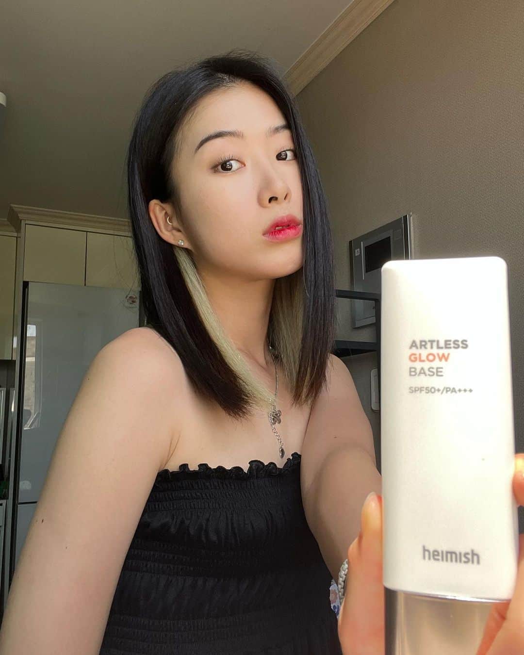 キム・ハリムさんのインスタグラム写真 - (キム・ハリムInstagram)「🌞 여름이 다가올수록 파워 홍조러는 불안하기 시작합니다.,  한창 작품을 할 때 멋모르고 장기 복욕했던 스테로이드가 피부염을 가져다주어 아무거나 못 바르는 예민하고 민감한 피부를 가지게 되었죠🥲  그래서 코스매틱 특히 스킨케어 제품은 쓰던 제품이 아니고선 잘 안 바꾸고 시도조차 안하게 되는데요  이번 헤이미쉬 관련해 제품을 살펴보니 저자극에 붉은기도 진정시켜주고 대체적으로 진정이라는 문구가 많이 보이더라구요?  진정하면 또 제가 눈 뒤집히는 스타일이라 써보기 시작했는데 제일 좋았던 제품은 토너 + 글로우 베이스 조합이었습니다👏🏻  토너는 비건 제품에다가 적당한 유수분 밸런스로 수분을 채워주고 끈적이지 않고 흡수가 잘 되어 베이스를 바를 때 산뜻하게 발려서 좋았어요 :)  베이스는 촉촉한 펄 베이스인데 마치 세럼을 바른 듯 땡기지 않규 가볍게 밀착되는데 자외선까지 차단되니 완벽,,  사실 제가 이런 베이스나 선크림에 굉장히 피부가 예민하게 반응해서 붉게 올라오거나 눈시림이 심한데 이 제품은 그런게 없었어요! 어쩌면 나.. 정착할수도🙊 (오늘 메이크업에도 사용했답니다!)  #heimish #헤이미쉬 #올클린밤 #말차바이옴레드니스릴리프하이드레이팅토너 #아트리스글로우베이스 #말차바이옴약산성하이드레이팅마스크시트」5月25日 17時09分 - rimirimidoremi
