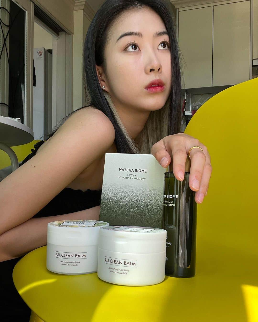 キム・ハリムさんのインスタグラム写真 - (キム・ハリムInstagram)「🌞 여름이 다가올수록 파워 홍조러는 불안하기 시작합니다.,  한창 작품을 할 때 멋모르고 장기 복욕했던 스테로이드가 피부염을 가져다주어 아무거나 못 바르는 예민하고 민감한 피부를 가지게 되었죠🥲  그래서 코스매틱 특히 스킨케어 제품은 쓰던 제품이 아니고선 잘 안 바꾸고 시도조차 안하게 되는데요  이번 헤이미쉬 관련해 제품을 살펴보니 저자극에 붉은기도 진정시켜주고 대체적으로 진정이라는 문구가 많이 보이더라구요?  진정하면 또 제가 눈 뒤집히는 스타일이라 써보기 시작했는데 제일 좋았던 제품은 토너 + 글로우 베이스 조합이었습니다👏🏻  토너는 비건 제품에다가 적당한 유수분 밸런스로 수분을 채워주고 끈적이지 않고 흡수가 잘 되어 베이스를 바를 때 산뜻하게 발려서 좋았어요 :)  베이스는 촉촉한 펄 베이스인데 마치 세럼을 바른 듯 땡기지 않규 가볍게 밀착되는데 자외선까지 차단되니 완벽,,  사실 제가 이런 베이스나 선크림에 굉장히 피부가 예민하게 반응해서 붉게 올라오거나 눈시림이 심한데 이 제품은 그런게 없었어요! 어쩌면 나.. 정착할수도🙊 (오늘 메이크업에도 사용했답니다!)  #heimish #헤이미쉬 #올클린밤 #말차바이옴레드니스릴리프하이드레이팅토너 #아트리스글로우베이스 #말차바이옴약산성하이드레이팅마스크시트」5月25日 17時09分 - rimirimidoremi