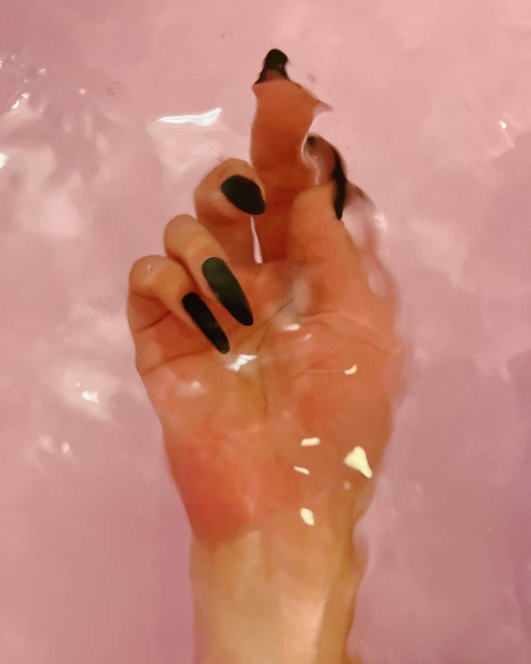 串戸ユリアのインスタグラム：「BLACK≒WATER.  No worries I’m not goin for those Emo styles 系.lol  陰陽五行という3000年前からの 中国の考え方だと、 黒って水の意味を持つんだって。  「宇宙の万物は全て陰と陽の二つの エネルギーで構成されている」という 思想で、陰と陽どちらも必要って概念。  中学生の時に「ダークマター！！！！」 とか言って厨二炸裂っ！みたいな かわいい男子たちがつけてた ネックレスのモチーフみたいなやつ☯️  そして万物は木・火・土・金・水の 五つの物質に分けられ、 それぞれがお互いに影響しあって 宇宙が成り立っている という考え方があって、 それぞれの物質には色やテーマがあって、 それらを色に当てはめると、 木は青、火は赤、土は黄、 金は白、水は黒になるらしい。  黒が対応する水は その論の始まりの色とされていて、 生命の根源を表すもっとも 本質的なエネルギーで、 内側に高い生命力や可能性を 秘める色なんだってさ。  あれ？  今こそわたし、 ここぞと厨二発揮してない？ @saki_colorsnail 💅🖤  Thnx always @fanfan_colorsnail 💘   #隠陽 #いんとよう #韻とyo #インヤン #韻やん　 #ぶんぶんばー   #は？」