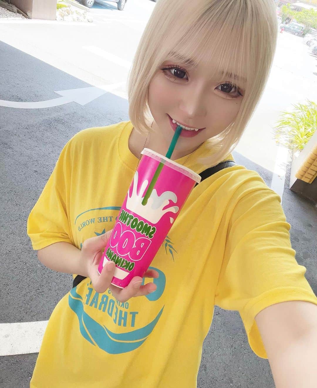 いーたろのインスタグラム：「髪の毛と服装チェンジ🤟 このオリオンtバリ可愛くない？  あとこの飲んでる飲み物パインBOOめーーーちゃ美味しくておかわりした🫣❤️  沖縄行ったらみんな絶対飲んで絶対ね！  #沖縄#沖縄旅行#いーたろ」