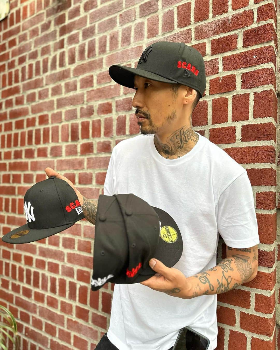 GROW AROUNDさんのインスタグラム写真 - (GROW AROUNDInstagram)「#growaroundnewarrivals  GEKOKUJO / SCARS COLLABO  NEWERA  59FIFTY FITTED CAP 9FIFTY SNAPBACK CAP (BLACK WHITE) (BLACK RED)  ニューヨークで約20年サバイブし続けProdigyやKool G Rap、Styles Pなど、NYを代表するアーティスト達と楽曲制作をしたプロデューサーDJ MUNARI率いる”下剋上”と日本中へハスリング ラップを広めた伝説的なHIPHOPユニット”SCARS”のリーダーA-THUGとのコラボアイテム第2弾がGROW AROUNDにて限定発売されます🔥  コラボアイテム第2弾として両クルーのロゴが刺繍されたNEWERA(FITTED、SNAPBACK )CAPが5/26日よりオンラインストア及び実店舗にて販売されます!!!  オンライン 12:00 SHIBUYA 12:00 YOKOHAMA VIVRE 11:00  #djmunari#athug#下剋上#scars#newera #59fifty#9fifty」5月25日 17時02分 - growaround