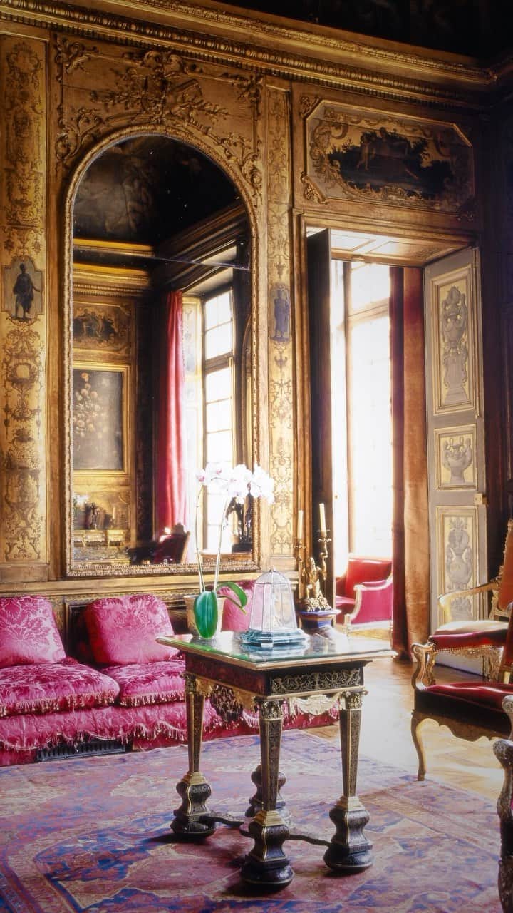 クリスティーズのインスタグラム：「This October, Christie’s is honoured to present Rothschild Masterpieces, a series of auctions in New York. ⠀ ⠀ With collections dating back to the late 18th century, the Rothschilds are famed for their curated trove of extraordinary works of fine and decorative arts, which form the interiors of their homes across Europe. ⠀ This selection of highlights is part of a sale that comes from the collection of Baron James de Rothschild, his wife Betty, and their sons Baron Alphonse and Baron Gustave. So lavish were the interiors of their houses in Paris and at the Château de Ferrières that this style became known as “goût Rothschild”.⠀  ⠀ The collection to be offered includes important maiolica produced in Renaissance Italy, hardstone boxes, silver and silver-gilt sculptures, European furniture and tapestries, Limoges enamels, Old Master paintings, 17th-century jewelry and a set of remarkable painted leather panels from Weißenstein castle in Pommersfelden, Germany. ⠀  ⠀ 📍 International exhibitions:Hong Kong Convention & Exhibition Centre: 25-28 May.⠀ Christie’s London: 1 – 7 July⠀  ⠀ 🗓 Auctions: ⠀ New York: 11-13 October, 2023⠀ ⠀」