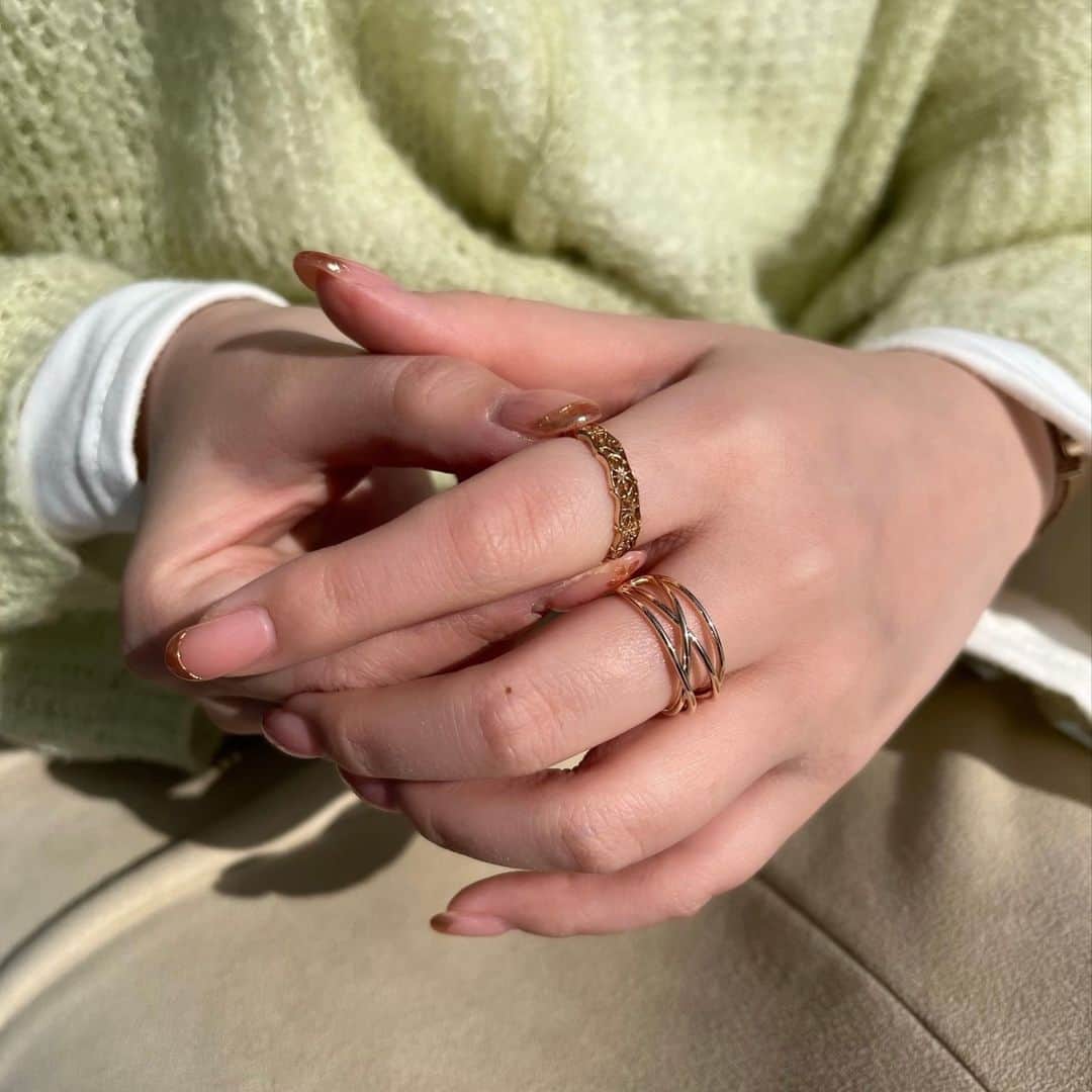 のインスタグラム：「【staff coordinate】 2本レイヤードするだけでもコーディネートが完成する、幅広リング。 華奢なリングとレイヤードするのもおすすめです。  #nojess #accessories #jewelry #ring #mynojess #ノジェス #アクセサリー #ジュエリー #リング #ブレスレット #ジュエリーコーディネート #マイノジェス #ギフト #おすすめギフト #誕生日プレゼント #ご褒美ジュエリー #おでかけジュエリー #ゴールドジュエリー #地金リング」