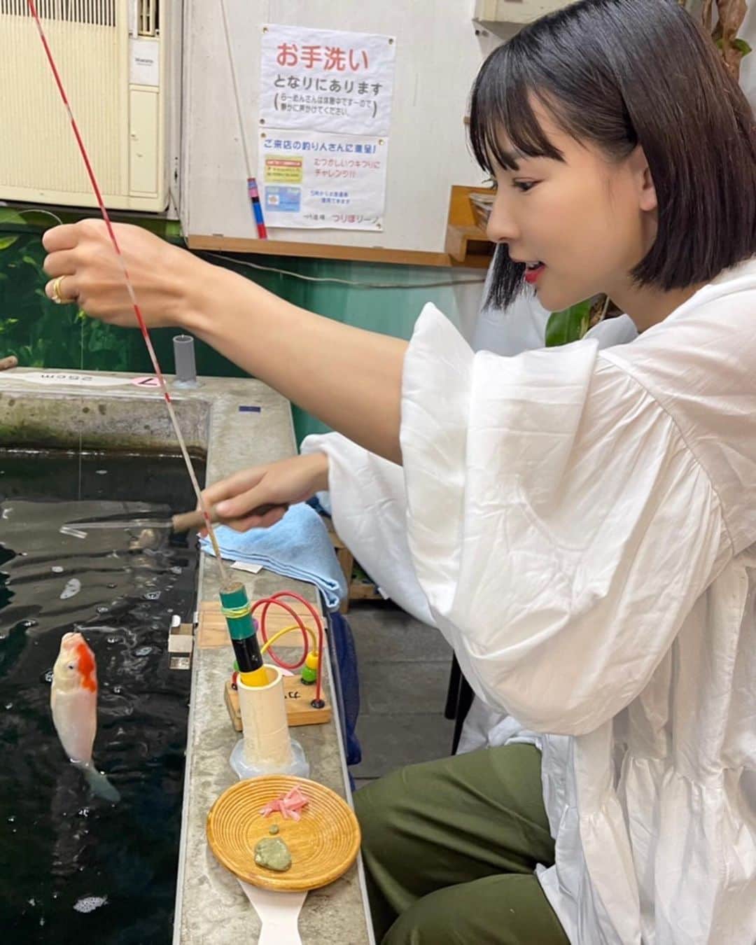 阪本智子さんのインスタグラム写真 - (阪本智子Instagram)「🎣♡  広島での取材の前日に遊びの釣りを🩷  雨だったので室内釣り堀へ🐟  鯉の釣り堀って案外奥深くて好きなんです😍  餌はまさかの鶏肉🍗 40cmの鯉もいるということで期待していると最後の最後にヒット！したんだけど、、  想像より大きすぎて力強すぎて！ 竿さばきだけではどうにもならずバレました😂👋  残念ながらお顔を拝見できなかったので🙅‍♀️ 釣り上げた人がいたら写真みたいです😂🙏   @turiborino   #広島釣り #釣り堀 #広島釣り堀 #つりぼリーノ #carpfishing #兄弟ママ #阪本智子」5月25日 17時05分 - tomoko_sakamoto423