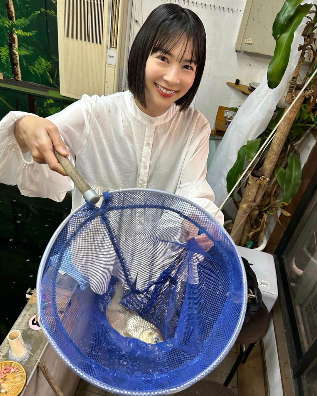 阪本智子さんのインスタグラム写真 - (阪本智子Instagram)「🎣♡  広島での取材の前日に遊びの釣りを🩷  雨だったので室内釣り堀へ🐟  鯉の釣り堀って案外奥深くて好きなんです😍  餌はまさかの鶏肉🍗 40cmの鯉もいるということで期待していると最後の最後にヒット！したんだけど、、  想像より大きすぎて力強すぎて！ 竿さばきだけではどうにもならずバレました😂👋  残念ながらお顔を拝見できなかったので🙅‍♀️ 釣り上げた人がいたら写真みたいです😂🙏   @turiborino   #広島釣り #釣り堀 #広島釣り堀 #つりぼリーノ #carpfishing #兄弟ママ #阪本智子」5月25日 17時05分 - tomoko_sakamoto423