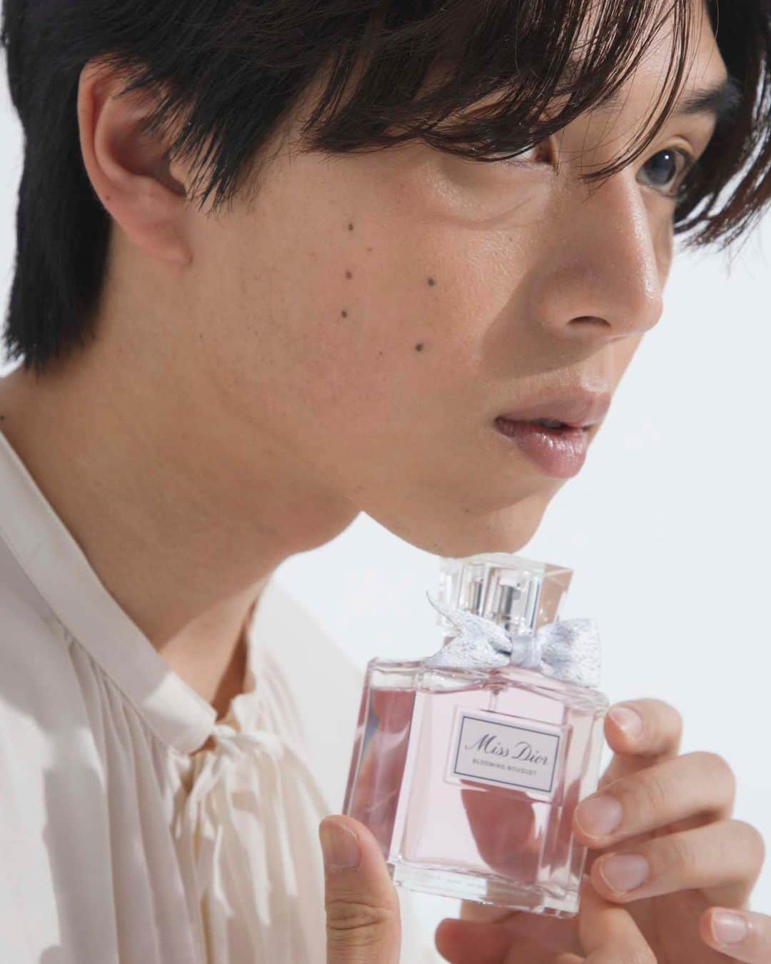 坂東龍汰さんのインスタグラム写真 - (坂東龍汰Instagram)「#CanCam 7月号 #ミスディオール のフレグランス企画にて撮影・取材をして頂きました。 花びら投げたり楽しい撮影でした！  是非、お手に取ってご覧ください。  #Dior」5月25日 17時07分 - ryota_bando