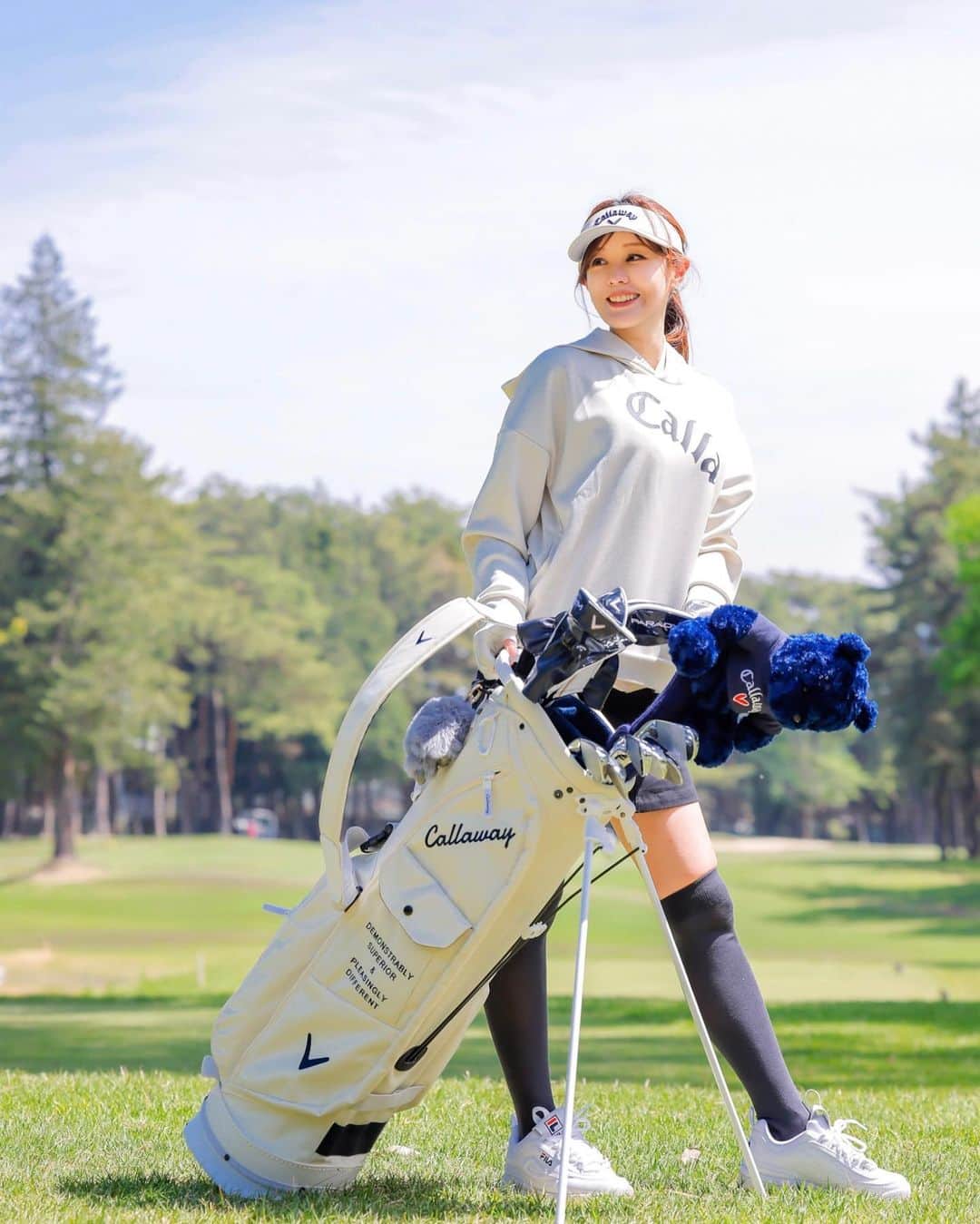 SARAKIMISAKIのインスタグラム：「じゃん🤍💙 私の最近の心強い相棒 パラダイムのクラブたちと🧸💙 @callawaygolf_japan  @love_callaway   パラダイムに変えてから 私のショットが本当に変わった！！ ドライバーもウッドもユーティリティも アイアンもめちゃくちゃ調子いいの🥹❤️‍🔥❤️‍🔥  私個人的には ウッドとアイアン超おすすめ。 本当に軽くて打ちやすいから チカラがない女の子にもぜひ使ってみて欲しいなぁ🥹❤️‍🔥  Photo @manaphoto55  . . . .  #パラダイム #ゴルフバッグ  #lovecallaway #ゴルフクラブ  #callaway #callawaygolf #ゴルフ #ゴルフ女子 #ゴルフ男子 #ゴルフ好きな人と繋がりたい #ゴルフ初心者 #ゴルフスイング #golf #golfswing #golfstagram #キャロウェイ #キャロウェイゴルフ  #골프 #골프스타그램 #골프장 #라운드 #골프스윙  #高尔夫球 #高尔夫 #กอล์ฟ」