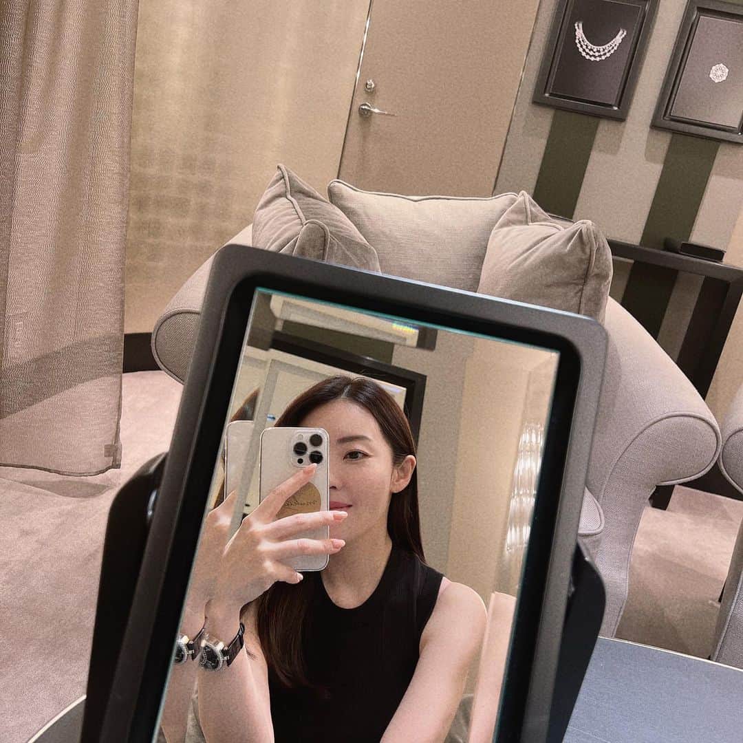 大野真理子のインスタグラム：「担当さんが産休に入るそうで 久しぶりの魔界へ💎パパ👨誘ったら断られたw @vancleefarpels」
