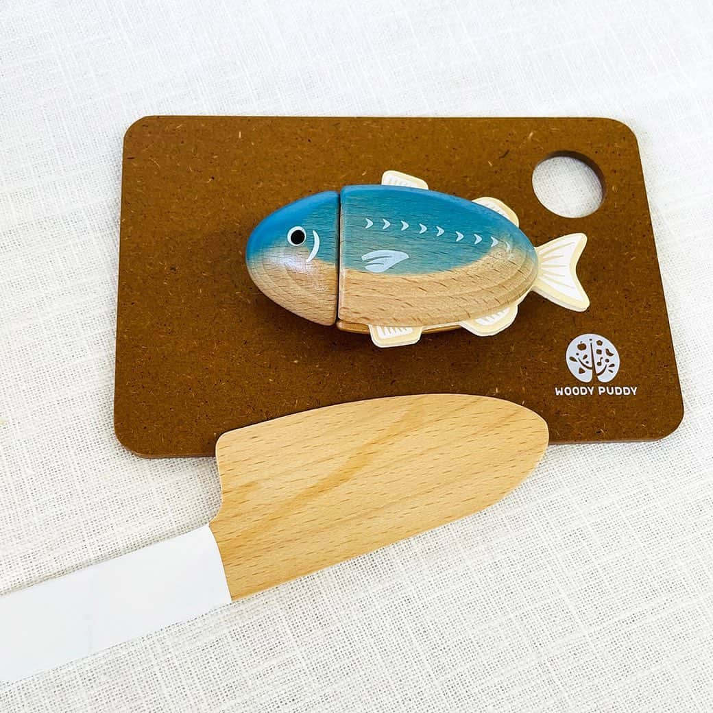 woodypuddyのインスタグラム：「🌳はじめてのおままごと 焼き魚セット🌳   🐟3枚下ろしのできる大きな魚 🍳ふっくらとした卵焼き 🍚のびる納豆と大盛のごはん   上手に料理して美味しい和食の完成！   🐟「焼き魚セット」 https://www.woodypuddy.com/c/85887/44315/G05-1172 ・ ・ ・ ただ今こちらのセットに含まれている「さかな」のプレゼント企画を開催中！🎁✨ 詳しくは5月19日の投稿をご覧くださいね♪   #woodypuddy #ウッディプッディ #木のある暮らし #子供のいる暮らし #おうちあそび #おうち遊び #お家遊び #室内遊び　 #playhouse #木のおもちゃ #おままごと #ままごと #おうちモンテ #料理男子 #japanesefood #horsemackerel #鯵 #アジ #焼き魚 #和食 #食育 #食育クイズ #foodeducation #おもちゃ #3歳」