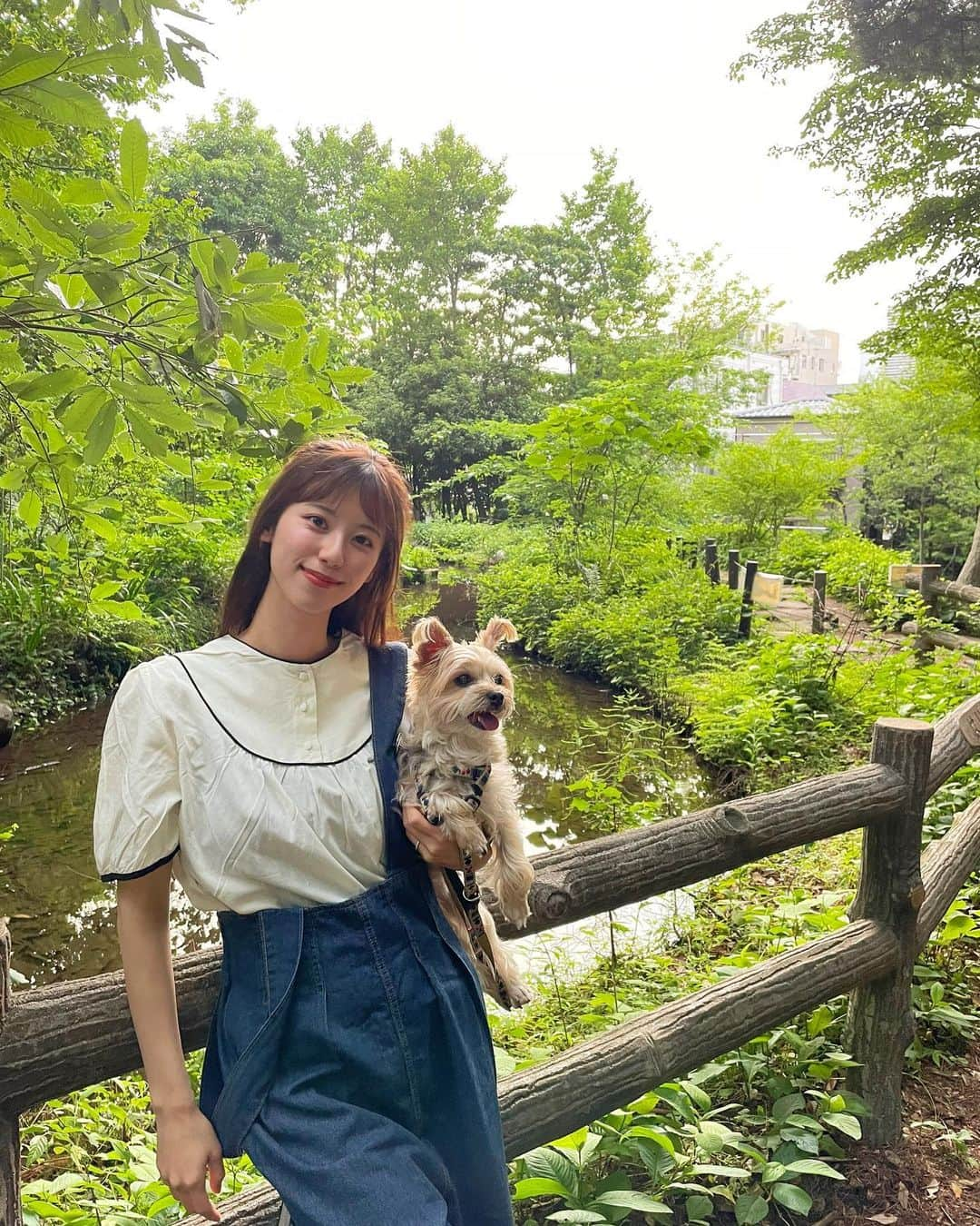 溝口恵さんのインスタグラム写真 - (溝口恵Instagram)「最近本当に愛犬ひじきの好きそうな公園めぐりしかしてない🐶🐶 日曜日はトリミングです！ 脱！くせ毛もじゃもじゃ犬！（それもかわいい）  そんな私は動きやすい服装で🤲 半袖で過ごしても肌寒くない日だったので、白の軽いブラウス。 デザインが丸っとしててかわいい♡  #ひじめぐ #hotping」5月25日 17時19分 - mizomegudesu78