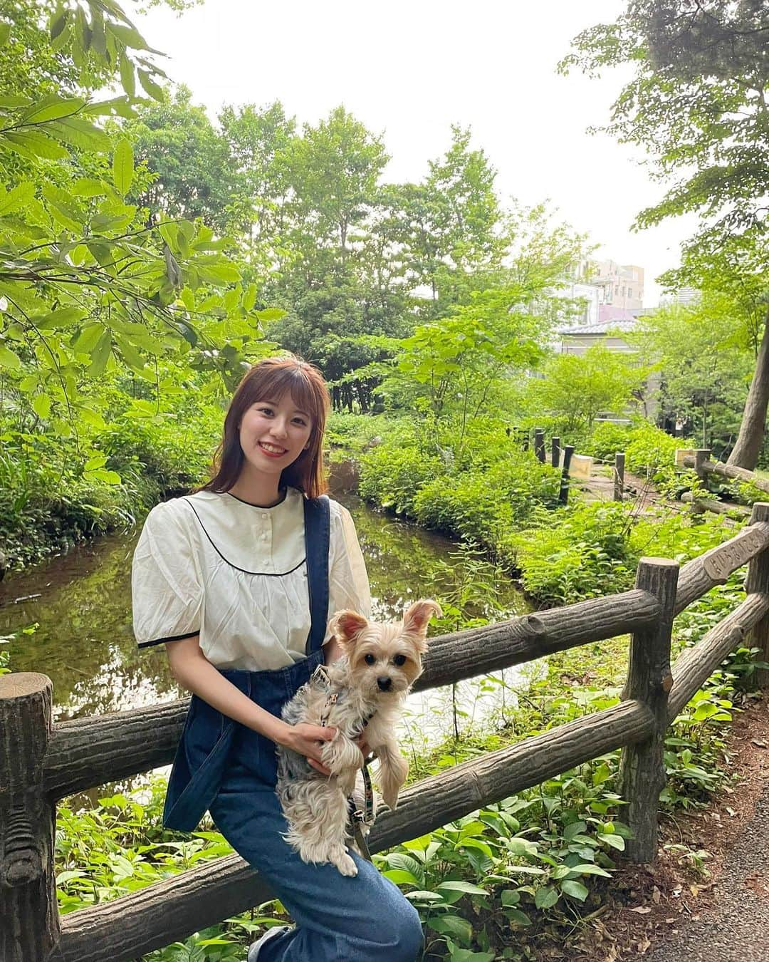 溝口恵さんのインスタグラム写真 - (溝口恵Instagram)「最近本当に愛犬ひじきの好きそうな公園めぐりしかしてない🐶🐶 日曜日はトリミングです！ 脱！くせ毛もじゃもじゃ犬！（それもかわいい）  そんな私は動きやすい服装で🤲 半袖で過ごしても肌寒くない日だったので、白の軽いブラウス。 デザインが丸っとしててかわいい♡  #ひじめぐ #hotping」5月25日 17時19分 - mizomegudesu78