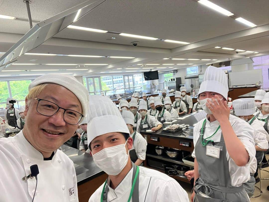 辻口博啓さんのインスタグラム写真 - (辻口博啓Instagram)「スーパースイーツ製菓専門学校の二年生の授業を終えて東京戻ります！ 今日はパスティスマルセイユを伝授 そしてチームワークの大切さを教えてきました！ #スーパースイーツ製菓専門学校 #金沢学び#金沢」5月25日 17時12分 - htsujiguchi