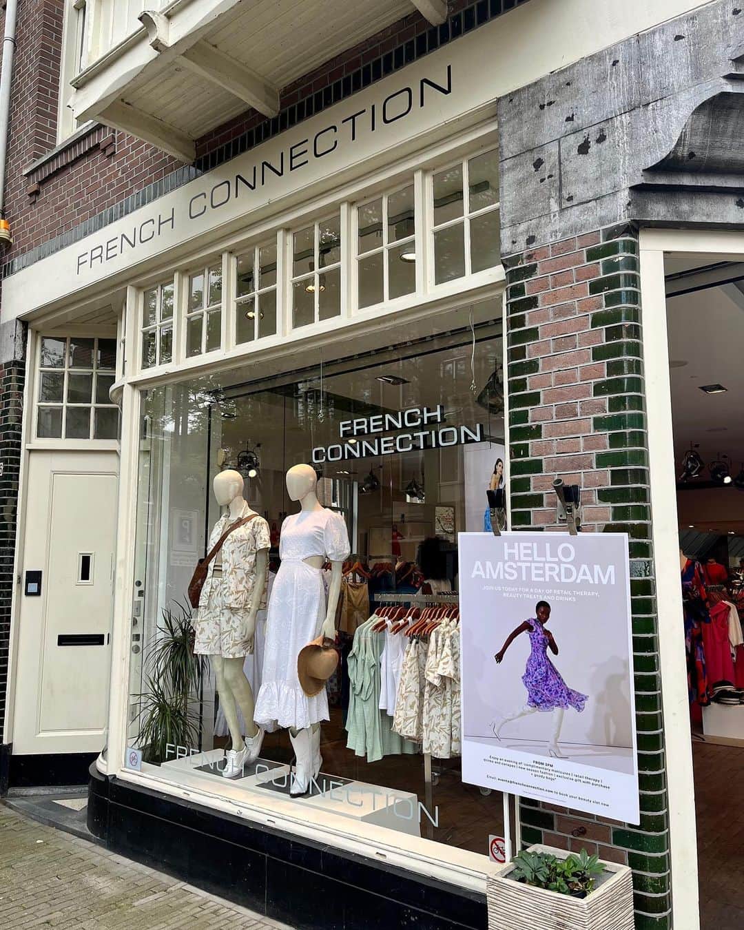 フレンチコネクションのインスタグラム：「Hello Amsterdam 👋 Yesterday we concluded our SS23 road show at our AW23 Press Day & Summer Shopping Event at our lovely Amsterdam store. Thank you to everyone who attended throughout the day & evening - it was a great event 🥂 If you couldn't make it, here's a round-up of the day...  Our lovely attendees had an exclusive preview of our exciting AW23 collection, they treated themselves with complimentary manicures from @sunfitbeautycare, plus enjoyed delicious nibbles from @sophie_eats and fresh juices from @nudgeslowjuice. We ended the day with some retail therapy & fizz ✨✨」