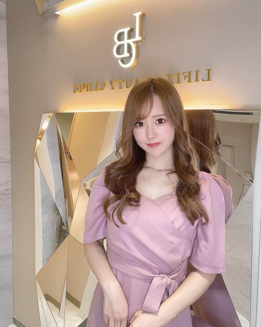 あだちまみのインスタグラム：「.  新しくできた美容クリニック リフィックスビューティー クリニックいってきたよ♡  店内もとってもおしゃれで 綺麗やった🙋✨✨  私は、"マッサージピール"を 受けたんやけど直後から むきたまごみたいなお肌で つるんっつるんに、、😚💕🥚  ダウンタイムもなくておすすめです🥰！！ またいきたいー❤︎❤︎  #LBC#リフィックスビューティークリニック#大阪美容クリニック」