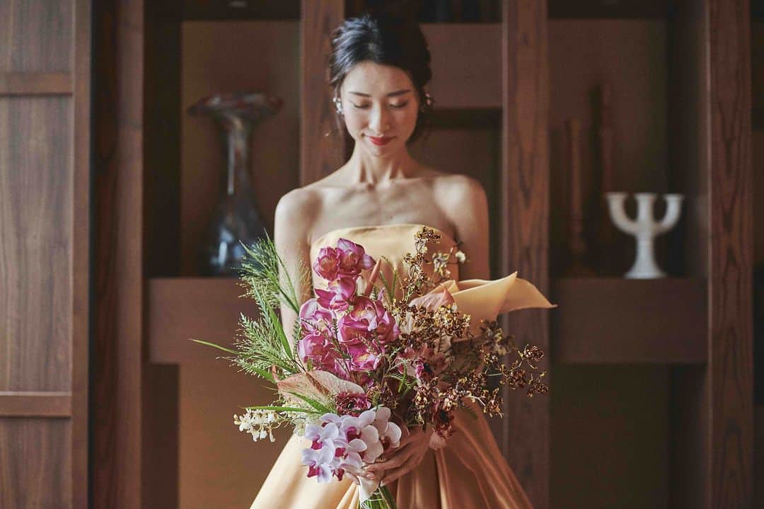 楽婚【公式】Instagramのインスタグラム：「. 季節に合ったお花を使ったウェディングブーケ💐 色鮮やかなブーケは、 花嫁コーディネートを一層華やかに彩ってくれます✨  会場：エグゼクススィーツ  . @rakukon をフォローして 『#楽婚』をつけて、 お写真の投稿大歓迎♡ 公式IGでリグラムされるかも！？  Webでご予約はTOPのURLより♡ ⇒@rakukon . #rakukon #ベストアニバーサリー #wedding #weddingday #weddingreception #weddingreportage #weddingday #ウェディング #結婚式 #結婚 #フォトウェディング #ウェディングフォト #前撮り #記念日 #プレ花嫁 #卒花 #花嫁 #2023春婚 #2023夏婚 #2023秋婚 #結婚式準備 #結婚式演出 #結婚式レポ #オリジナルウェディング #ナチュラルウェディング #フォトウェディング #花嫁コーディネート #ウェディングブーケ #ブーケ迷子」