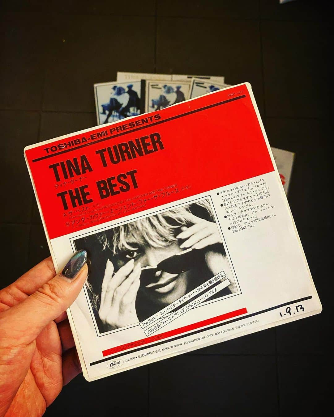 ミッツ・マングローブさんのインスタグラム写真 - (ミッツ・マングローブInstagram)「『Foreign Affair』 by Tina Turner（1989年）  ソロとして頂点を迎えたのが1984年で、そこから続いた最盛期と呼ばれる時代にリリースされた3枚目の作品。  青年期における音楽とのリアルタイム遭遇は、僅かな年齢差で大きく異なるのが面白いところ。  私は10歳の時に「We Are The World」を観てティナ・ターナーを知り、14歳でこの「Foreign Affair」を新譜として購入した。親から貰った小遣いで。  13歳14歳15歳の時に聴いた最新チャート音楽は、洋邦問わず今だにどこか特別な思い入れがある。  あれから様々なリイッシュー盤が出ましたが、今日は14歳の私が近所のOUR PRICE（当時イギリス全土にあったチェーン店）で買った1989年盤を聴いています。」5月25日 17時37分 - mitz_mangrove