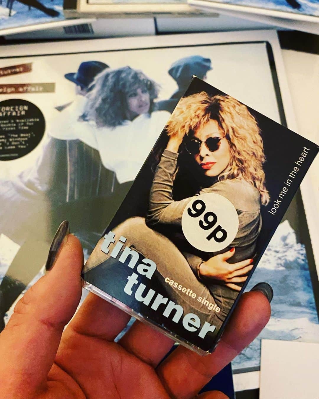 ミッツ・マングローブさんのインスタグラム写真 - (ミッツ・マングローブInstagram)「『Foreign Affair』 by Tina Turner（1989年）  ソロとして頂点を迎えたのが1984年で、そこから続いた最盛期と呼ばれる時代にリリースされた3枚目の作品。  青年期における音楽とのリアルタイム遭遇は、僅かな年齢差で大きく異なるのが面白いところ。  私は10歳の時に「We Are The World」を観てティナ・ターナーを知り、14歳でこの「Foreign Affair」を新譜として購入した。親から貰った小遣いで。  13歳14歳15歳の時に聴いた最新チャート音楽は、洋邦問わず今だにどこか特別な思い入れがある。  あれから様々なリイッシュー盤が出ましたが、今日は14歳の私が近所のOUR PRICE（当時イギリス全土にあったチェーン店）で買った1989年盤を聴いています。」5月25日 17時37分 - mitz_mangrove