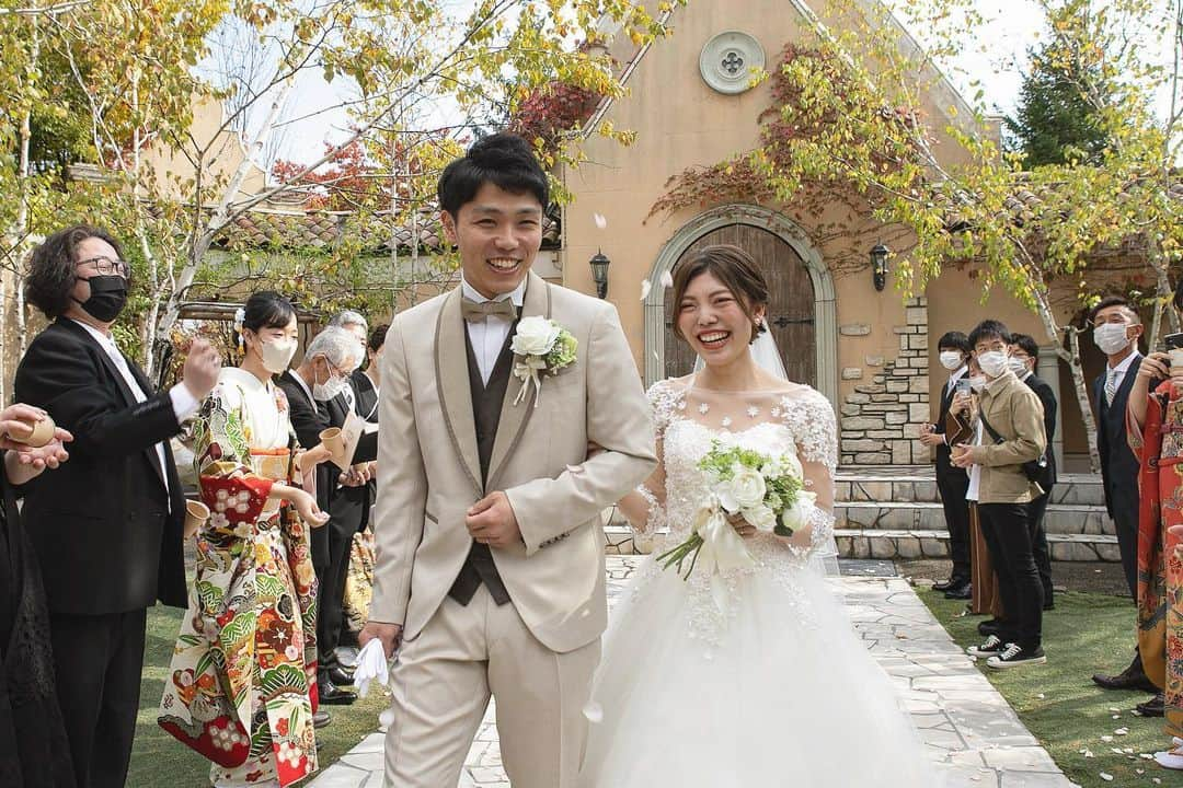 ラ パルティールのインスタグラム：「.  wedding Reportをお届け！ . . 「親しい人へ贈る幸せの時間」  ご親族のみのお式だからこそ より和やかでアットホームな雰囲気のパーティ𓂃𓈒𓏸  少人数婚でしかできない  「出張写真館」  この日にしか残せない、特別な写真タイム。 出張写真館で笑い合うご家族の様子に  まるでお2人のお家に招待したような空間、 日常の笑顔が溢れる１日でした𓂃𓈒𓏸 . .  お客様からのお声もいただいています！ 詳しくはホームページをCheck！  ーーーーーーーーーーーーーーーーーーーーーーーーー  新潟県長岡市古正寺3-39 プライベートガーデンwedding La partir @partir_nagaoka   ーーーーーーーーーーーーーーーーーーーーーーーーー  #星降る会場　#ナチュラルウェディング　#アットホームウェディング　#ガーデンウェディング #ガーデン挙式　#ブライダルフラワー　#ドライフラワーブーケ　#結婚式アイディア　#パルティール　#ラパルティール　#lapartir #結婚式レポート　#新潟花嫁　#新潟プレ花嫁　#新潟結婚式　#新潟結婚式場　#新潟市結婚式場　#長岡結婚式　#長岡結婚式場　#長岡市結婚式場　#1組貸切ウェディング　#おしゃれ花嫁 #ウエディングレポート #パーティーレポート #少人数婚 #家族婚」