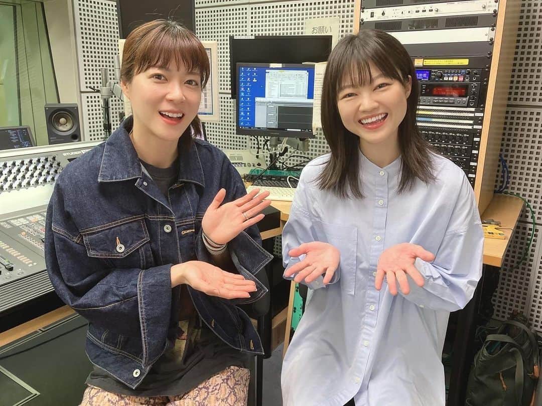 弓木英梨乃のインスタグラム：「上野樹里さんがパーソナリティをつとめる「Juri’s Favorite Note」に2週にわたってゲスト出演します📻 5/27(土)よりJFN系各局で順次放送スタートです。ぜひお聞きください🎶  ドラマ「ラスト・フレンズ」の上野樹里さんを見て同じベリーショートにした高校生の頃の自分に、15年後にお会いしてお話できるんだよ…と教えてあげたい…！」
