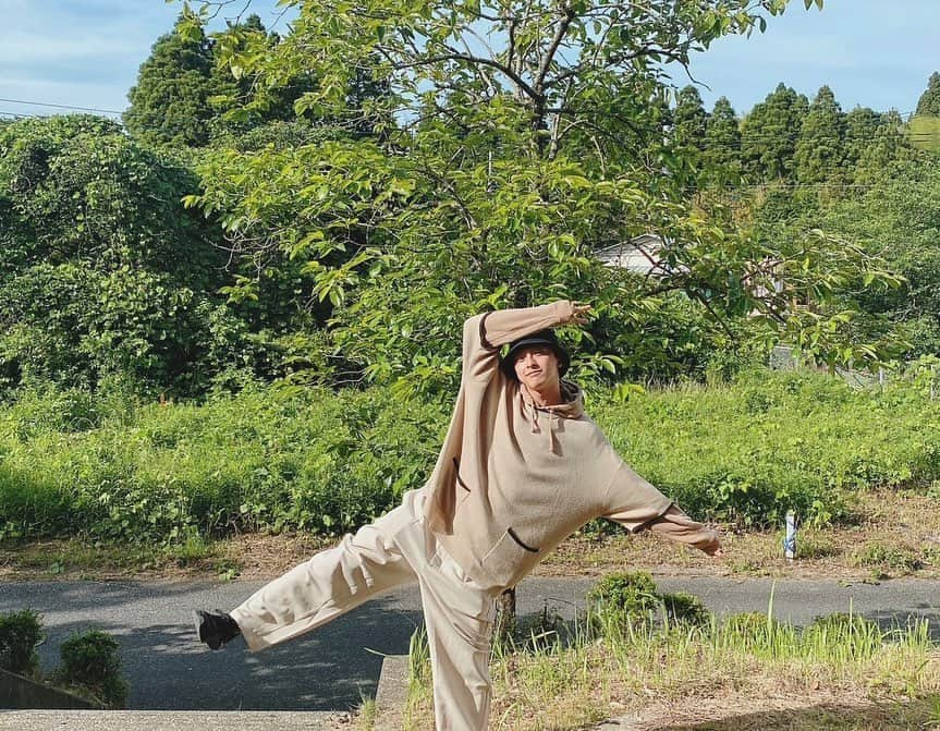 新原泰佑さんのインスタグラム写真 - (新原泰佑Instagram)「本日もお仕事でした☺️ 僕の元気な、そしてちょい事故ってる写真と共にお届け！  皆さま、 舞台『ロミオとジュリエット』 東京公演 チケット先行が本日23:59までです🔥 限定特典もあるので、 まだの方はお急ぎください！  そして、地方公演の先行が間も無く始まりますよ✨  @2023RandJ #2023ロミオとジュリエット」5月25日 17時39分 - taisukeniihara.official