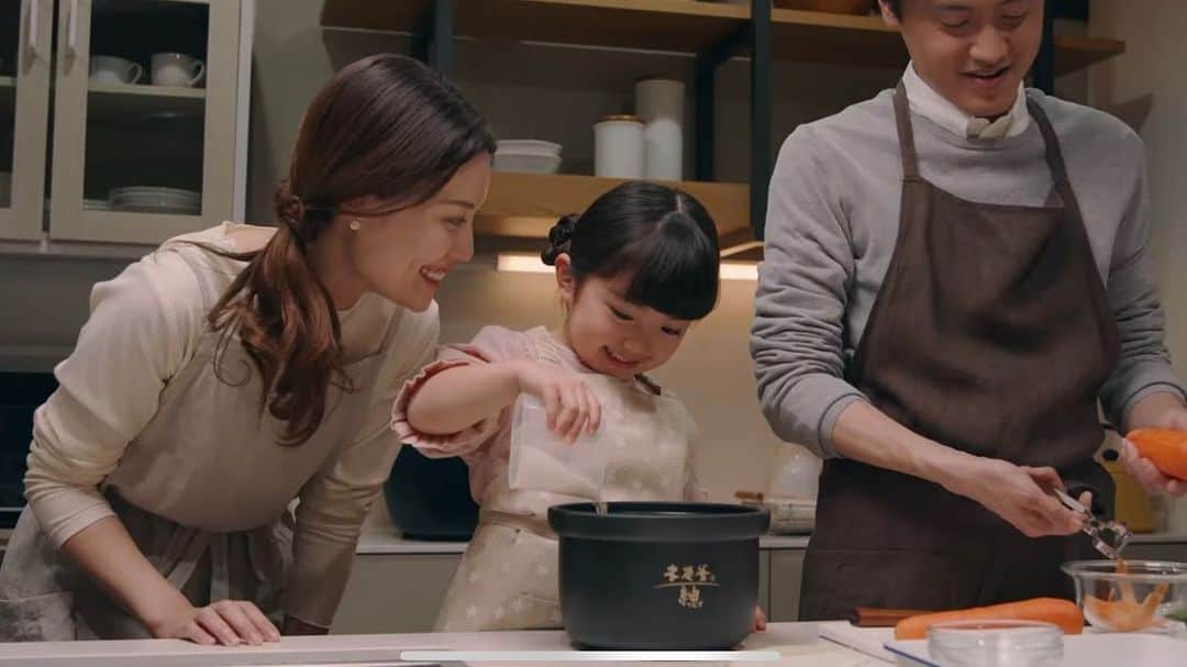 小松舞のインスタグラム：「三菱ジャー炊飯器(本炭窯 紬) Web CM に出演させて頂きました！  他幾つかのVer. ありますのでお見かけした際には是非👀ご覧になってください〜  #三菱ジャー炊飯器 #炊飯器 #広告 #cm #三菱」