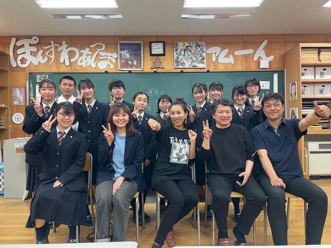 LOVEのインスタグラム：「相馬高校美術部、ウェイ！！  次なる #SOMABLUEPROJECT アートディレクション&監修 @hiro_sugiyama_enlightenment さんに会えてワクワクしてる高校生から質問が。 「スランプのときは？」 「絵を描くことにしたきっかけは？」 「好きなアーティストは？」 「好きな食べ物は？」→😂  「何をかいたらいいかわからないときは手を動かす」と聞いて。 音楽ならひたすら楽器に触る、だなと。  で、ギター、あるな、と。  急遽、顧問朝倉先生(弾ける！からの最初に弾いたコードはAM7)と記念に即興。  キーワードは部員からいただきました。  高１「ラーメン」 高2「運命」 高3「推し」  😁😁😁」