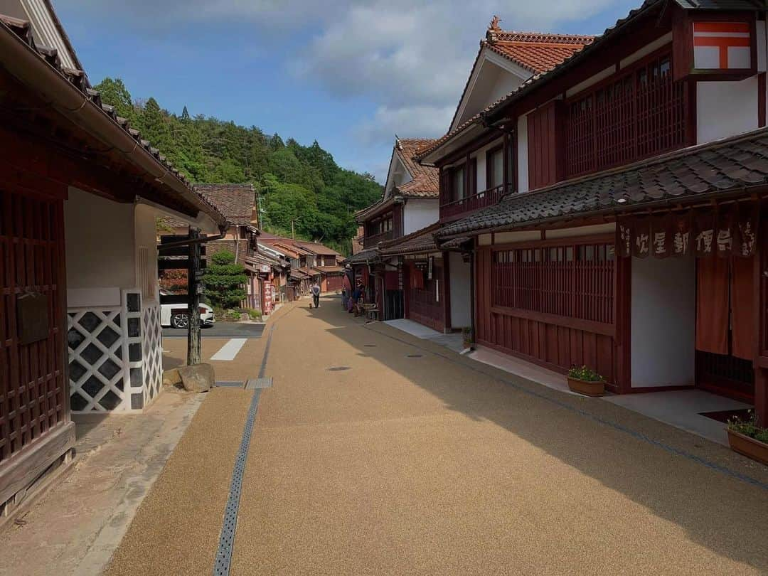 日下裕江のインスタグラム：「❀.*･ﾟ ①吹屋ふるさと村 ②郷土館 ⑥焼き芋屋さん ⑧ベンガラ館  日本遺産 『吹屋ふるさと村』エリア外の観光地を複数枚Post！  ②枚目の郷土館 出雲大社を造られた方と同じ方が建てられたんだとか。 この時代は秘密の隠れ家を作って身を護る風習があったそうで、 忍者屋敷の様な🥷カラクリ戸があったり、秘密の抜け穴が沢山ありました♪  ⑥枚目の焼き芋屋さん 吹屋ふるさと村の駐車場目の前にあり、黄色いハンカチが出てる時は焼き芋が焼けた合図なんだとか🍠w 山田洋次監督の『幸福の黄色いハンカチ』を思い出します💛  ⑧枚目のベンガラ館 明治の頃のベンガラ工場を復元したもので、当時の製造工程を紹介しています。 真っ赤というか、ピンクぽい顔料が可愛らしい色合いでした🩷  #日本遺産 #吹屋ふるさと村 #郷土館 #焼き芋屋さん #ベンガラ館 #ベンガラ #ベンガラ染め #弁柄 #ポケモンgo #高畑充希 #cm #ポケストップ」