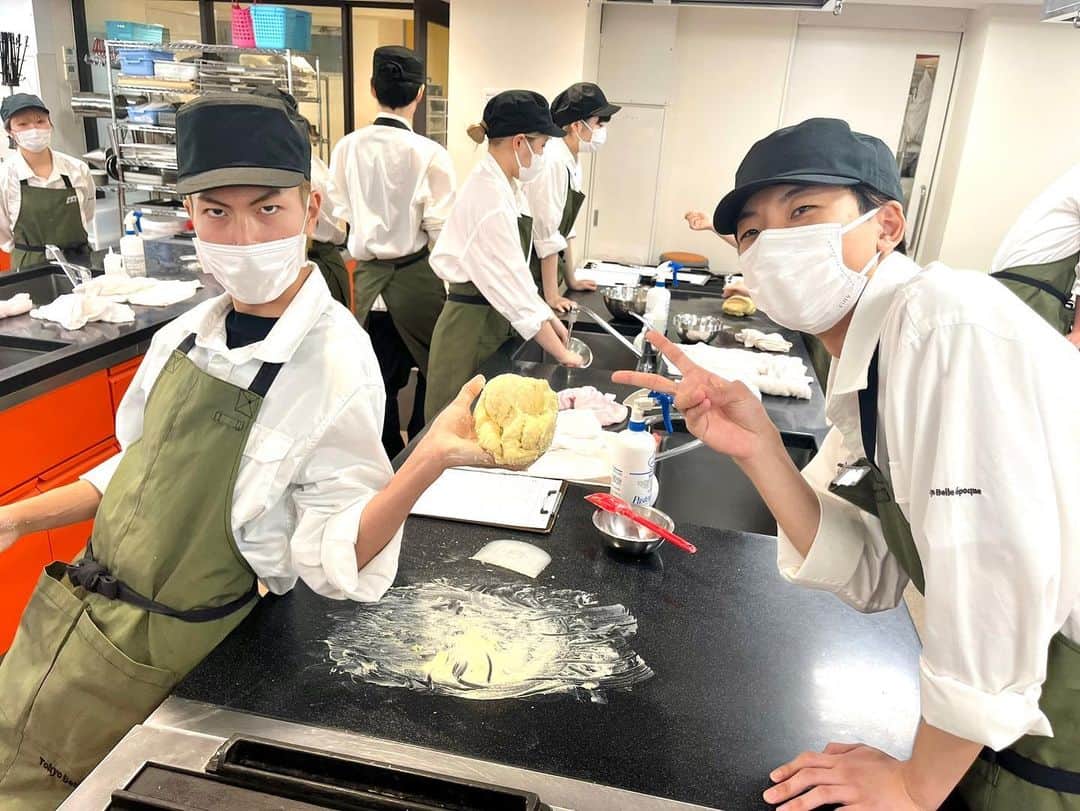 東京ベルエポック製菓調理専門学校さんのインスタグラム写真 - (東京ベルエポック製菓調理専門学校Instagram)「🍞カフェビジネス科‪🍞  今日はスイーツ&ベーカリー実習を行いました!! 【実習メニュー】 ○シナモンロール ○パン・オ・トマーテ  今日は2種類のパンを作りました‼︎ シナモンロールはスウェーデン発祥とされていますが、日本ではアメリカ・シアトルのシナモンロールが多いそうです✨ 「おいしくなーれ」と言いながら生地を愛情込めて捏ねていました🥰 これからも"みんなを笑顔にする「おいしい」の魔法"を心に留めて、日々頑張ってほしいですね🧙‍♀️  #東京ベルエポック製菓調理専門学校 #オシャレカフェ #カフェ #カフェビジネス科 #ホテルアンドフードビジネス科 #フードビジネス科 #カフェスタッフ #バリスタ #日々の暮らし#手作りお菓子 #スウェーデン #おうちカフェ #カフェ好きと繋がりたい #西葛西 #専門学校 #学内実習 #カフェスイーツ #東京 #江戸川区 #パン #パン好きな人と繋がりたい #シナモンロール #カフェ巡り #パンオトマーテ #カフェ開業」5月25日 17時49分 - belleseika