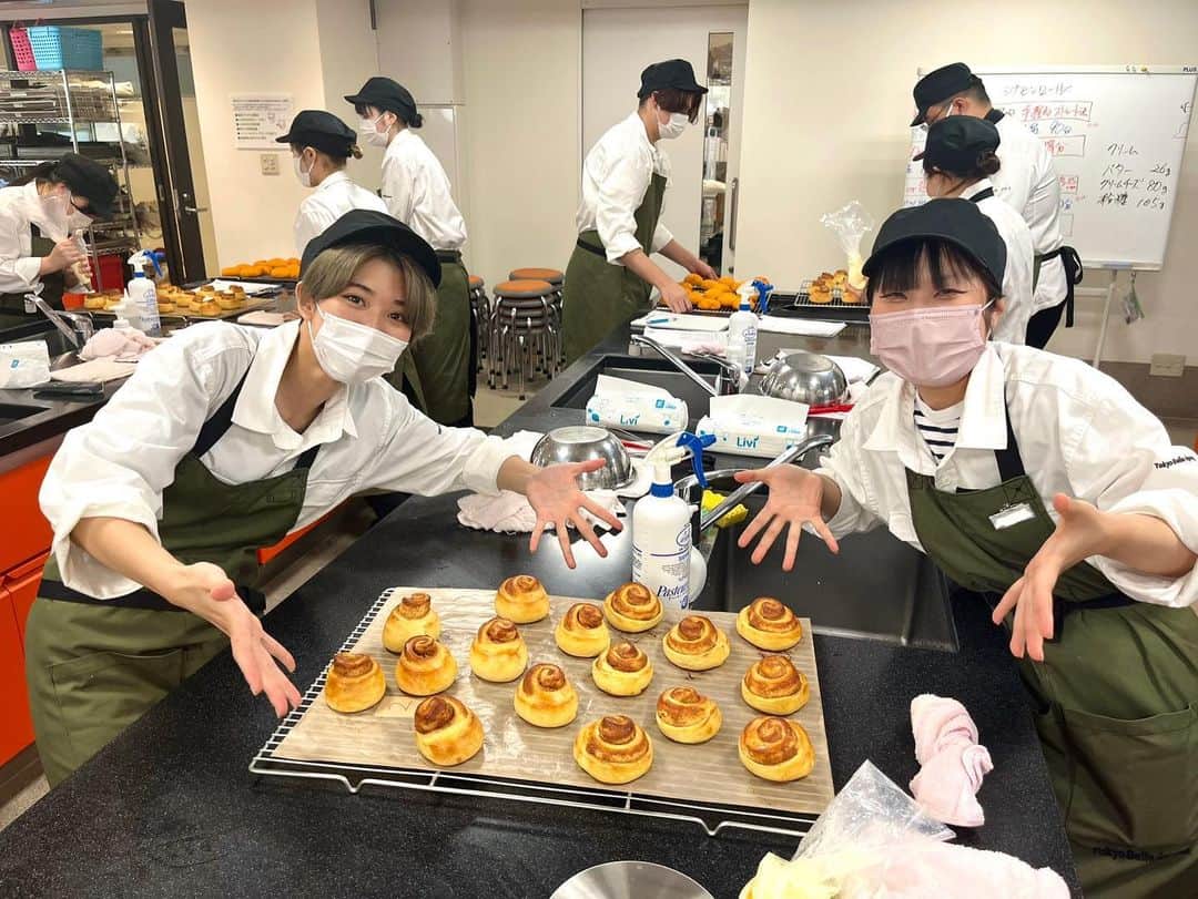 東京ベルエポック製菓調理専門学校さんのインスタグラム写真 - (東京ベルエポック製菓調理専門学校Instagram)「🍞カフェビジネス科‪🍞  今日はスイーツ&ベーカリー実習を行いました!! 【実習メニュー】 ○シナモンロール ○パン・オ・トマーテ  今日は2種類のパンを作りました‼︎ シナモンロールはスウェーデン発祥とされていますが、日本ではアメリカ・シアトルのシナモンロールが多いそうです✨ 「おいしくなーれ」と言いながら生地を愛情込めて捏ねていました🥰 これからも"みんなを笑顔にする「おいしい」の魔法"を心に留めて、日々頑張ってほしいですね🧙‍♀️  #東京ベルエポック製菓調理専門学校 #オシャレカフェ #カフェ #カフェビジネス科 #ホテルアンドフードビジネス科 #フードビジネス科 #カフェスタッフ #バリスタ #日々の暮らし#手作りお菓子 #スウェーデン #おうちカフェ #カフェ好きと繋がりたい #西葛西 #専門学校 #学内実習 #カフェスイーツ #東京 #江戸川区 #パン #パン好きな人と繋がりたい #シナモンロール #カフェ巡り #パンオトマーテ #カフェ開業」5月25日 17時49分 - belleseika