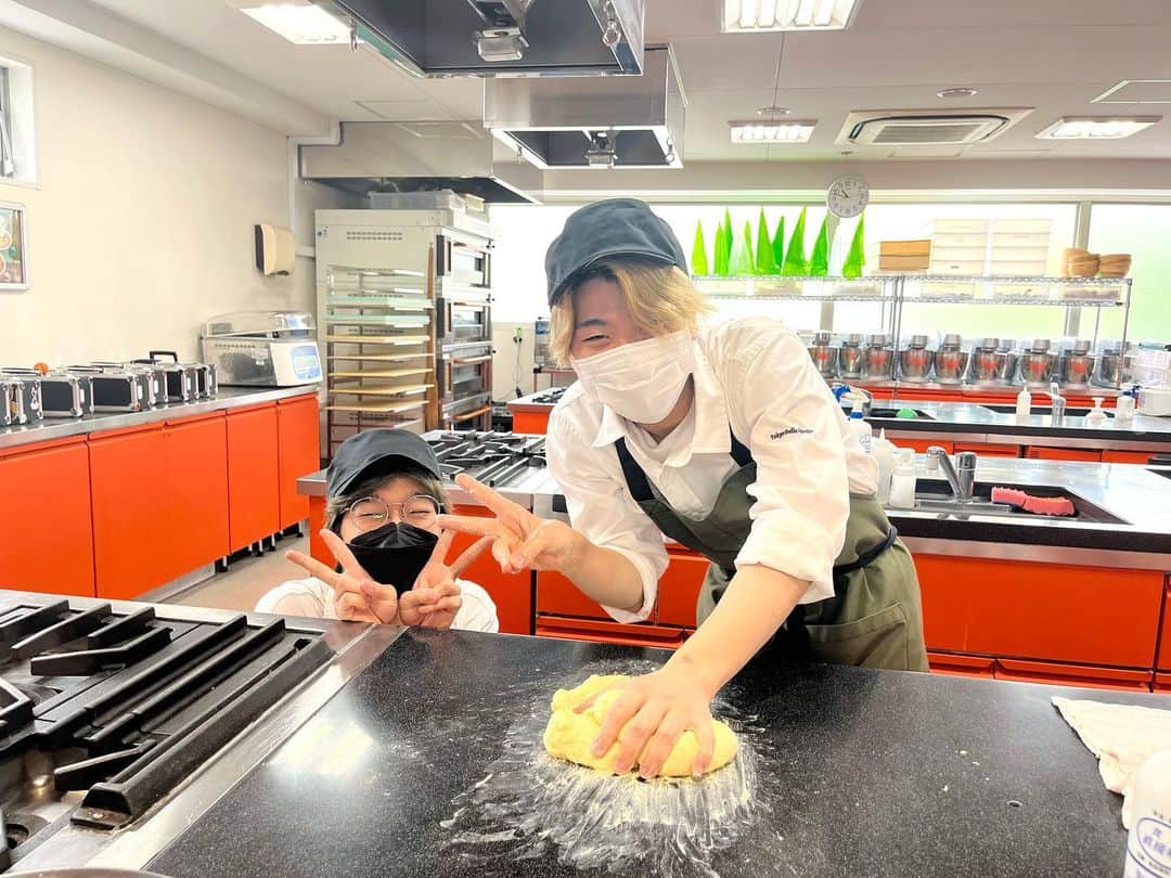 東京ベルエポック製菓調理専門学校さんのインスタグラム写真 - (東京ベルエポック製菓調理専門学校Instagram)「🍞カフェビジネス科‪🍞  今日はスイーツ&ベーカリー実習を行いました!! 【実習メニュー】 ○シナモンロール ○パン・オ・トマーテ  今日は2種類のパンを作りました‼︎ シナモンロールはスウェーデン発祥とされていますが、日本ではアメリカ・シアトルのシナモンロールが多いそうです✨ 「おいしくなーれ」と言いながら生地を愛情込めて捏ねていました🥰 これからも"みんなを笑顔にする「おいしい」の魔法"を心に留めて、日々頑張ってほしいですね🧙‍♀️  #東京ベルエポック製菓調理専門学校 #オシャレカフェ #カフェ #カフェビジネス科 #ホテルアンドフードビジネス科 #フードビジネス科 #カフェスタッフ #バリスタ #日々の暮らし#手作りお菓子 #スウェーデン #おうちカフェ #カフェ好きと繋がりたい #西葛西 #専門学校 #学内実習 #カフェスイーツ #東京 #江戸川区 #パン #パン好きな人と繋がりたい #シナモンロール #カフェ巡り #パンオトマーテ #カフェ開業」5月25日 17時49分 - belleseika