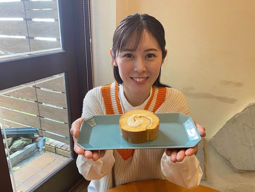 加藤愛さんのインスタグラム写真 - (加藤愛Instagram)「. #ほぼ地元だけ愛されフード#8  【愛知県半田市　二ツ坂ロール】 リヴェール二ツ坂の名物といったらこのロールケーキ！！ スフレ生地がフワフワでクリームも美味しい！！！ クリームがひらがなの「の」になってるのもポイントです🥰  なんといってもご主人と奥さまがとっても仲良しで楽しくて 話を聞きながらずーっと笑ってました🤣✨✨  #愛知#半田#リヴェール二ツ坂 #地産地消#ロールケーキ#音がするロールケーキ #フルーツ#メロン#マンゴー#パフェ #なんとパフェにもロールケーキが入っています🍈🥭」5月25日 17時50分 - kitkatoai