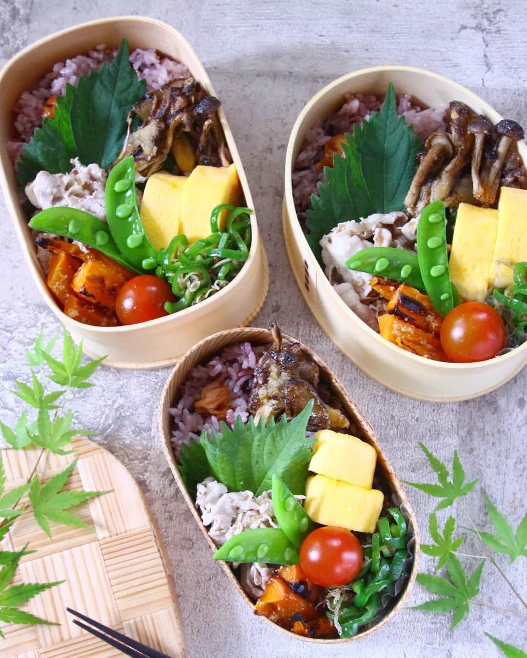 Satomiさんのインスタグラム写真 - (SatomiInstagram)「. . 2023.5.25* . 今日のお弁当は、大好きな紫ごはん。 大豆と黒米入りでプチプチ食感がお気に入り。 . 4人生活に戻って2ヶ月が過ぎた我が家、 とにかくお米の減りが半端ない！！ 速い時は、10㎏が1週間でなくなります。 え？それってそんな速くない！？ 普段はパンもほとんど食べないので どんどんお米なくなるわーって思いつつ ごはんが美味しく食べられるって幸せ🍀 ただ、お米が追い付かなくなると、 急に麺の登場か増えたりします。 ここのところ、蕎麦、パスタ、フォーと 麺が頻繁に登場したのはそのため。 農家さんからお米を送っていただくのですが、 タイミングがちょっとズレることがあって💦 無事届いたので、心置きなくお米が炊けます。 30キロのお米を担いで来てくださる 宅配のお兄さんも、いつも重たいの ありがとうございます。 ありがたや～🍚 . 🥢今日のお弁当メニュー 冷しゃぶの玉葱ドレッシング和え たまご焼き じゃことピーマンの醤油麹炒め 舞茸としめじの唐揚げ グリル人参 スナップえんどう ミニトマト . 今日は人参の優勝🏆️ 皮ごと焼くのがおいしい。 時短のため、先に少しレンチンしましたが 今夜はグリルだけでじっくり焼いてみよ🥕 人参いっぱいあるんです🧡 甘味がぎゅーっと凝縮された人参 いくらでも食べられそう。 でも、甘い人参が苦手だった母は これこそ無理！って言いそうやわ。笑 ただ、娘も人参好きじゃないのですが、 この人参は美味しかったそうです。 人参ぽくなかった！らしい🤭 . . #お弁当 #おべんとう #さとみ弁当  #わっぱ #わっぱ弁当 #曲げわっぱ  #曲げわっぱ弁当 #大人の焼き物  #おべんたぐらむ #おべんたー  #フーディーテーブル #クラシル  #お弁当おかず #フーディスト  #豊かな食卓 #おうちごはんlover  #wp_deli_japan #wp_deli_style  #igersjp #instafood #kitchengram  #japanesefood #obento #obentagram . .」5月25日 17時50分 - satomi614